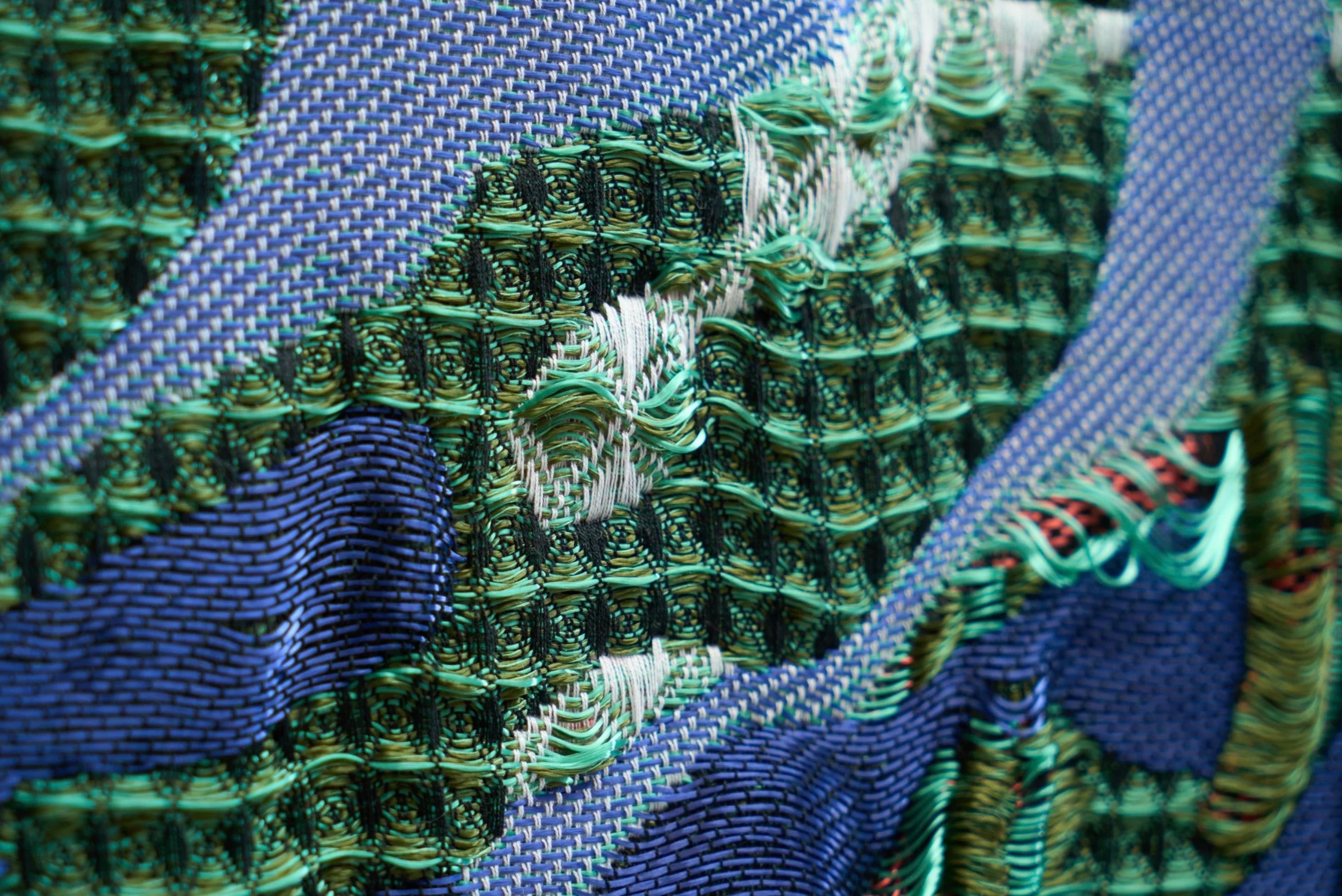 Sina Dyks Wandteppich für zeitgenössische Kunst 'Absorbierter Dschungel' 220 x 175 cm (Garn) im Angebot