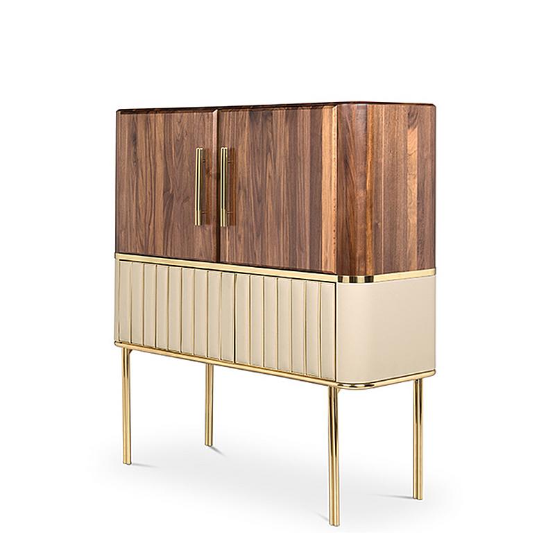 Cabinet Sinatra in solid walnut wood.
With 2 doors with polished brass handles.
Bottom of the piece covered with genuine 
leather. Structure in polished brass.
