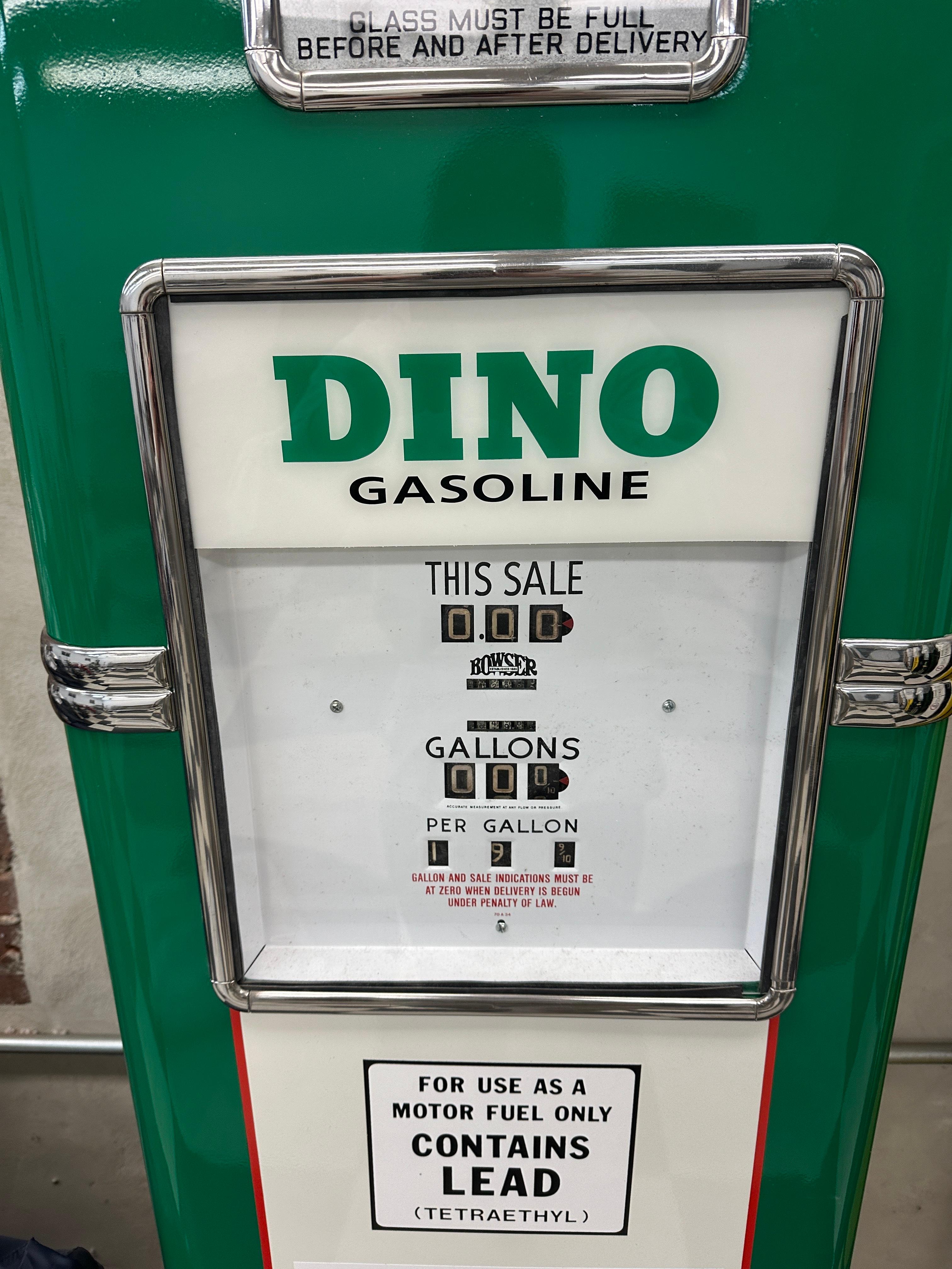 Émaillé Sinclair Dino Bowser 575 Pompe à essence en vente