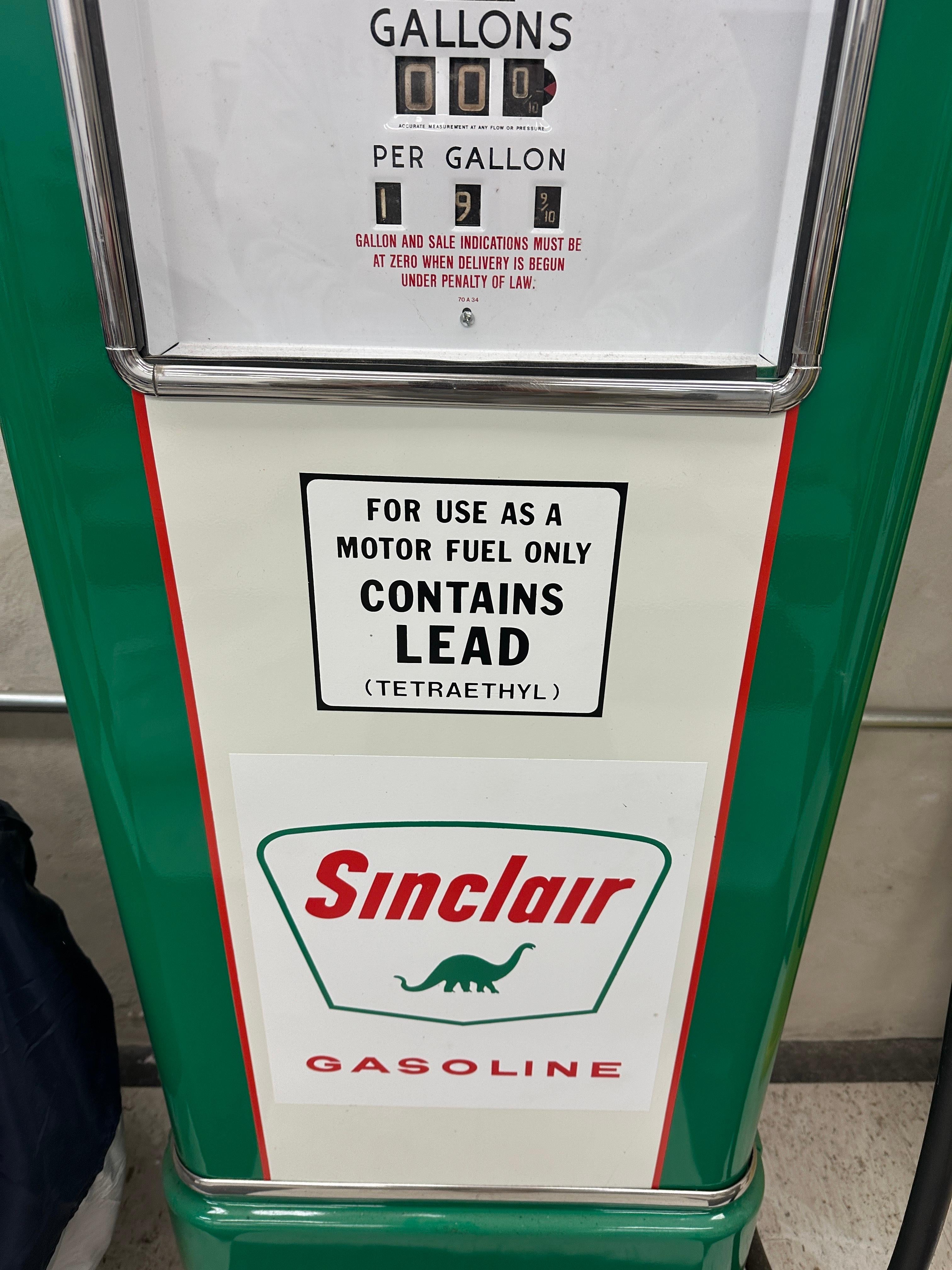 Émail Sinclair Dino Bowser 575 Pompe à essence en vente