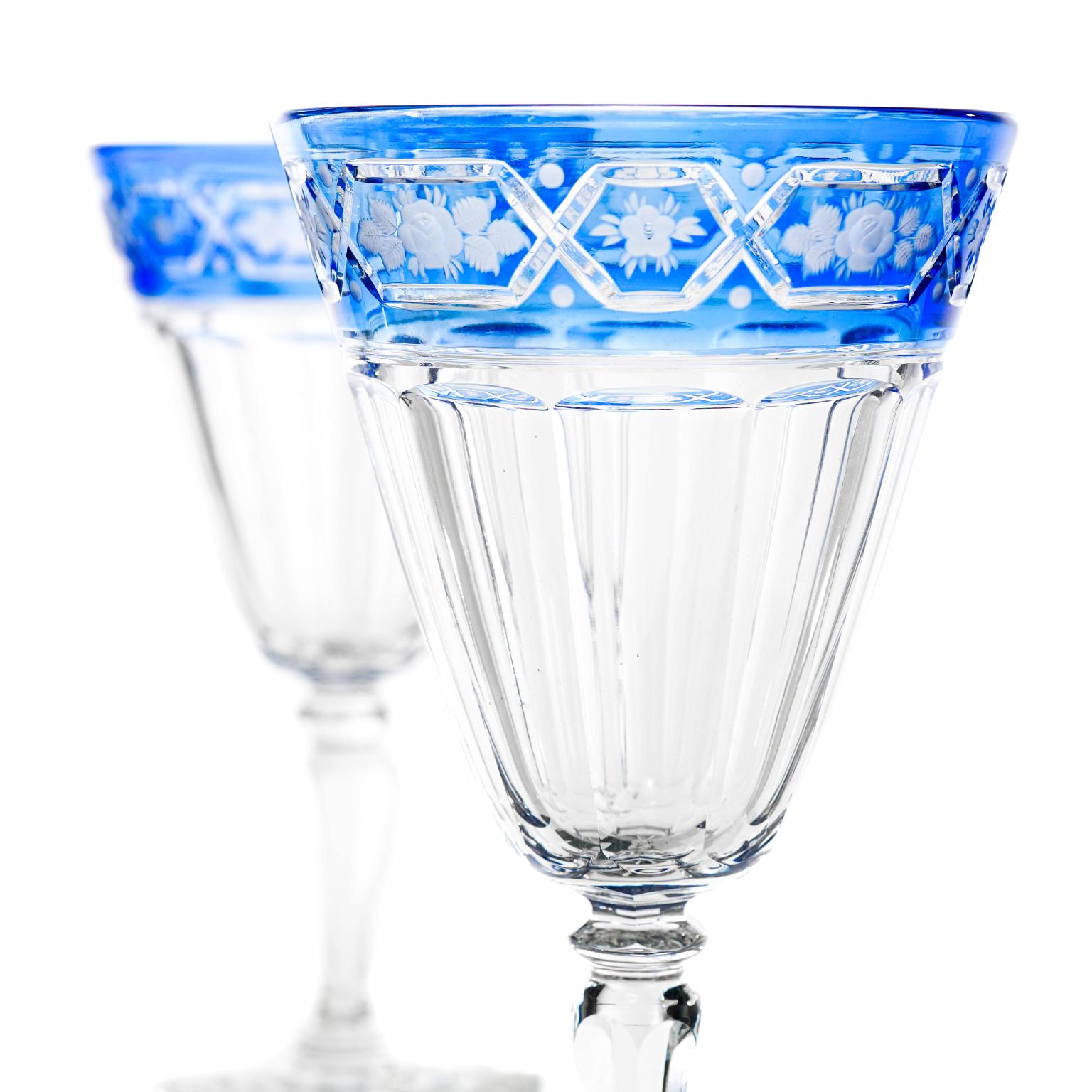 Sinclaire 12 blaue Wasserkelche aus klarem Kristall im Schliff (Geschliffenes Glas) im Angebot
