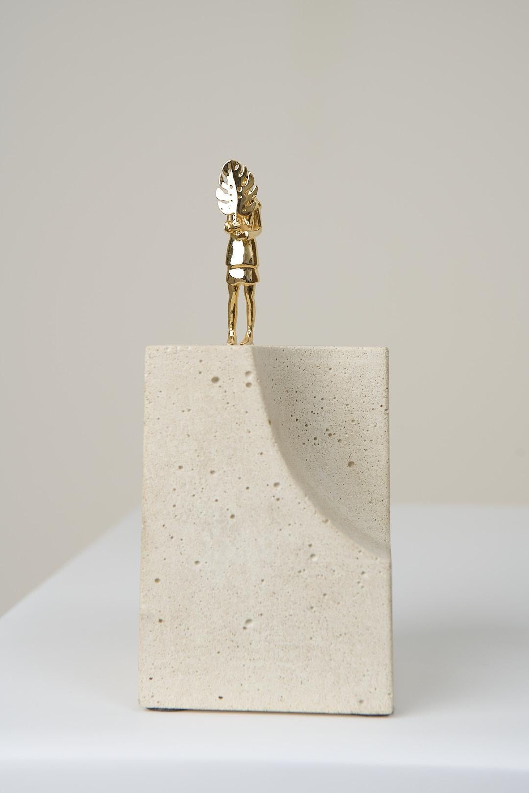 Série Sinestesia, sculpture de fille en béton et laiton N1 en vente 2