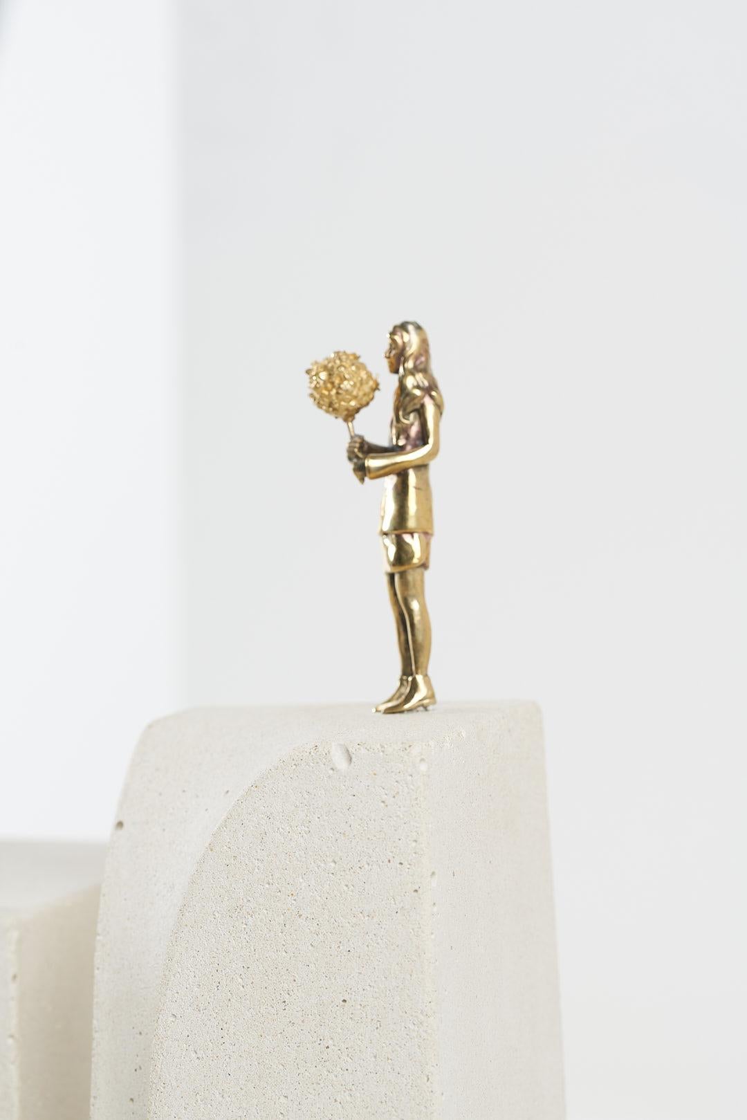 Minimalist Sinestesia Series, Concrete and Brass Girl Sculpture N3 For Sale