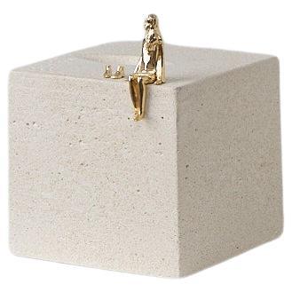 Sinestesia-Serie, Mädchen-Skulptur aus Beton und Messing N5 im Angebot