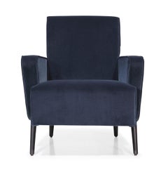Poltrona retrò Sinfonia rivestita in velluto blu scuro di Bow and Arrow