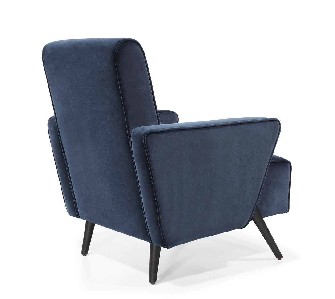 Sinfonia Retro-Sessel aus dunkelblauem Samt, gepolstert mit dunkelblauem Samt von Bow and Arrow (Holzarbeit) im Angebot