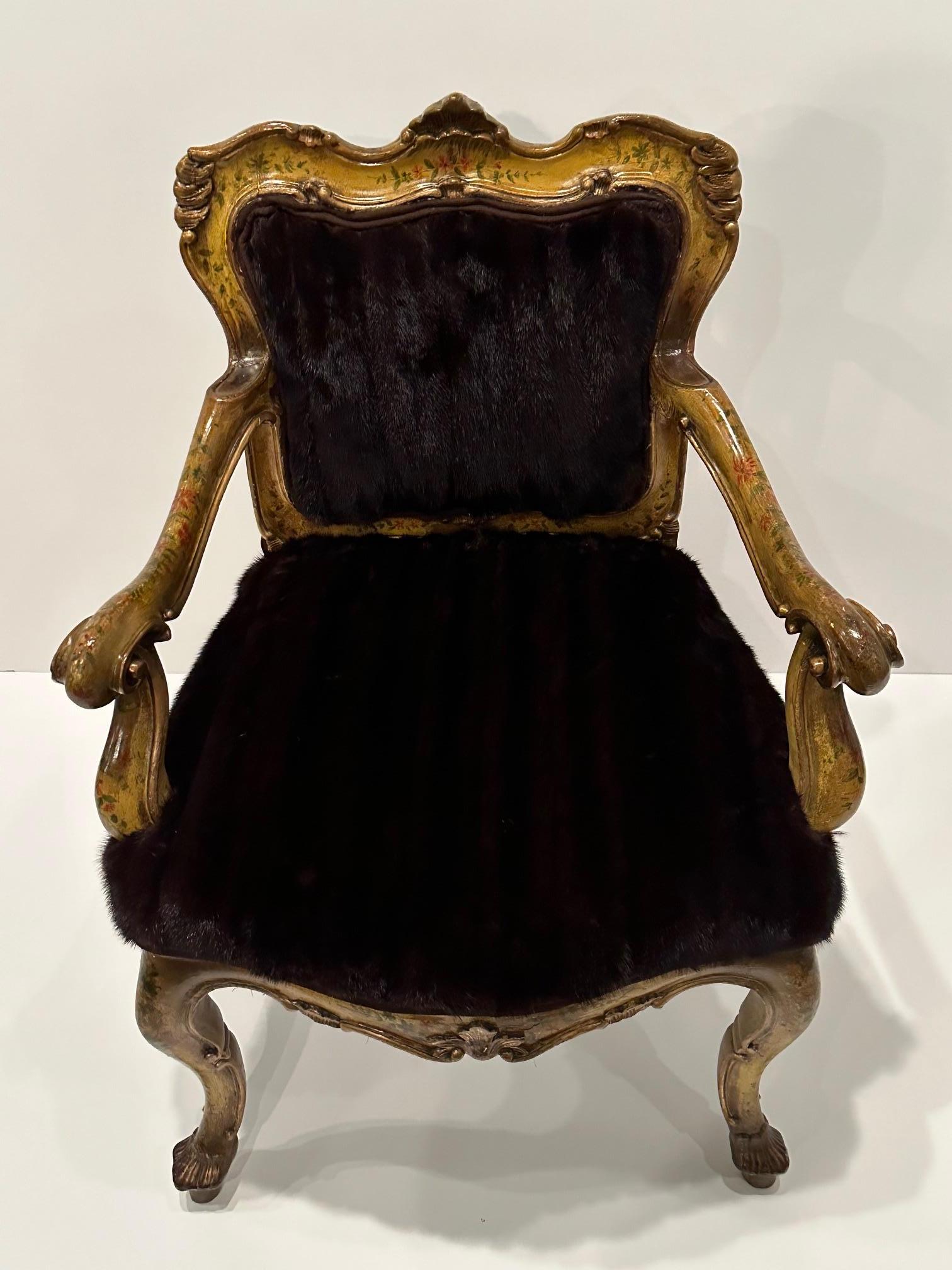 Fauteuil vénitien peint d'un luxe décadent, décoré d'ornements et nouvellement recouvert de fourrure de vison.
hauteur du bras 25