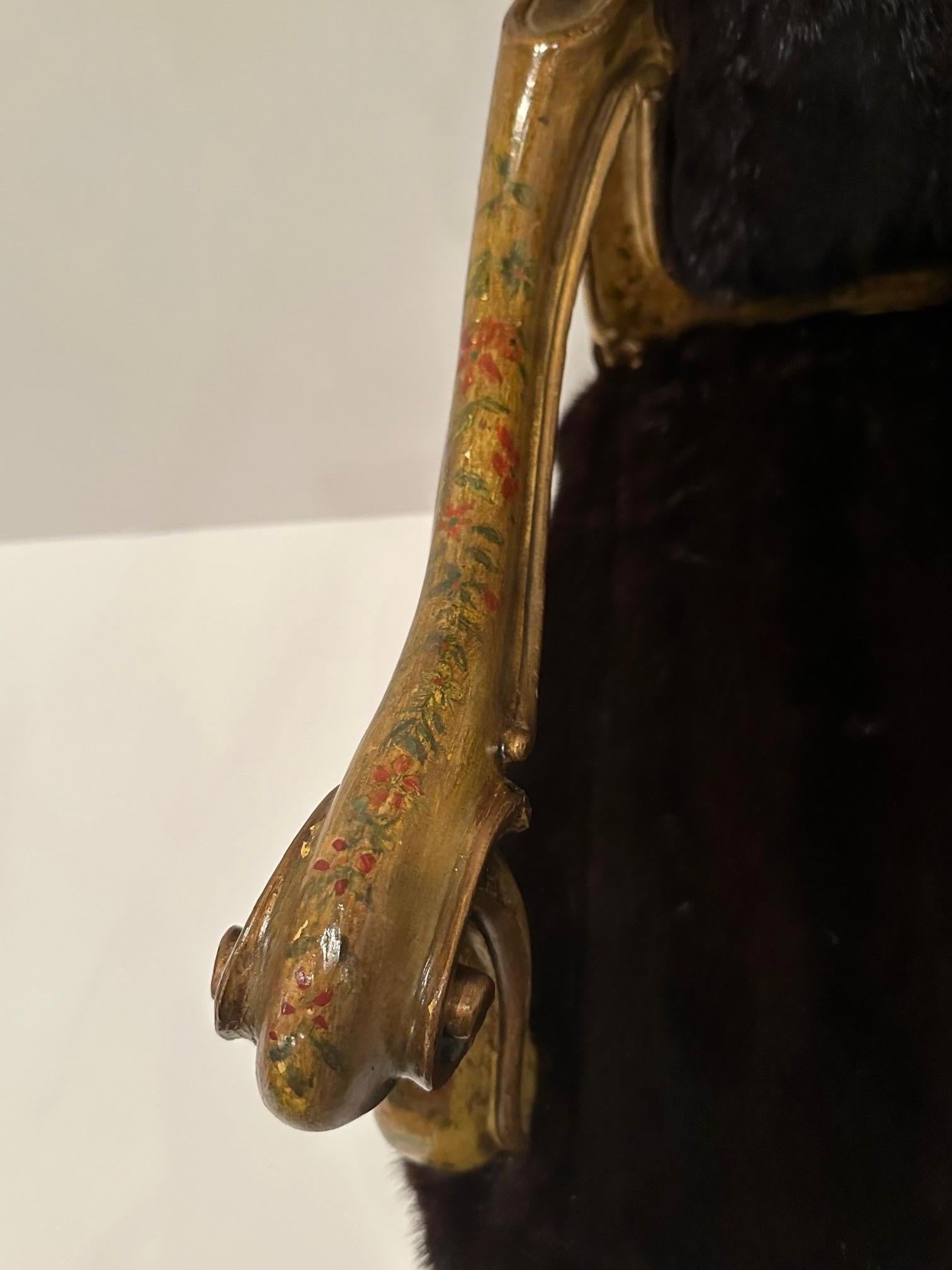 Début du 20ème siècle Sinned Fauteuil vénitien peint à l'italienne, richement orné et tapissé de fourrure de vison en vente