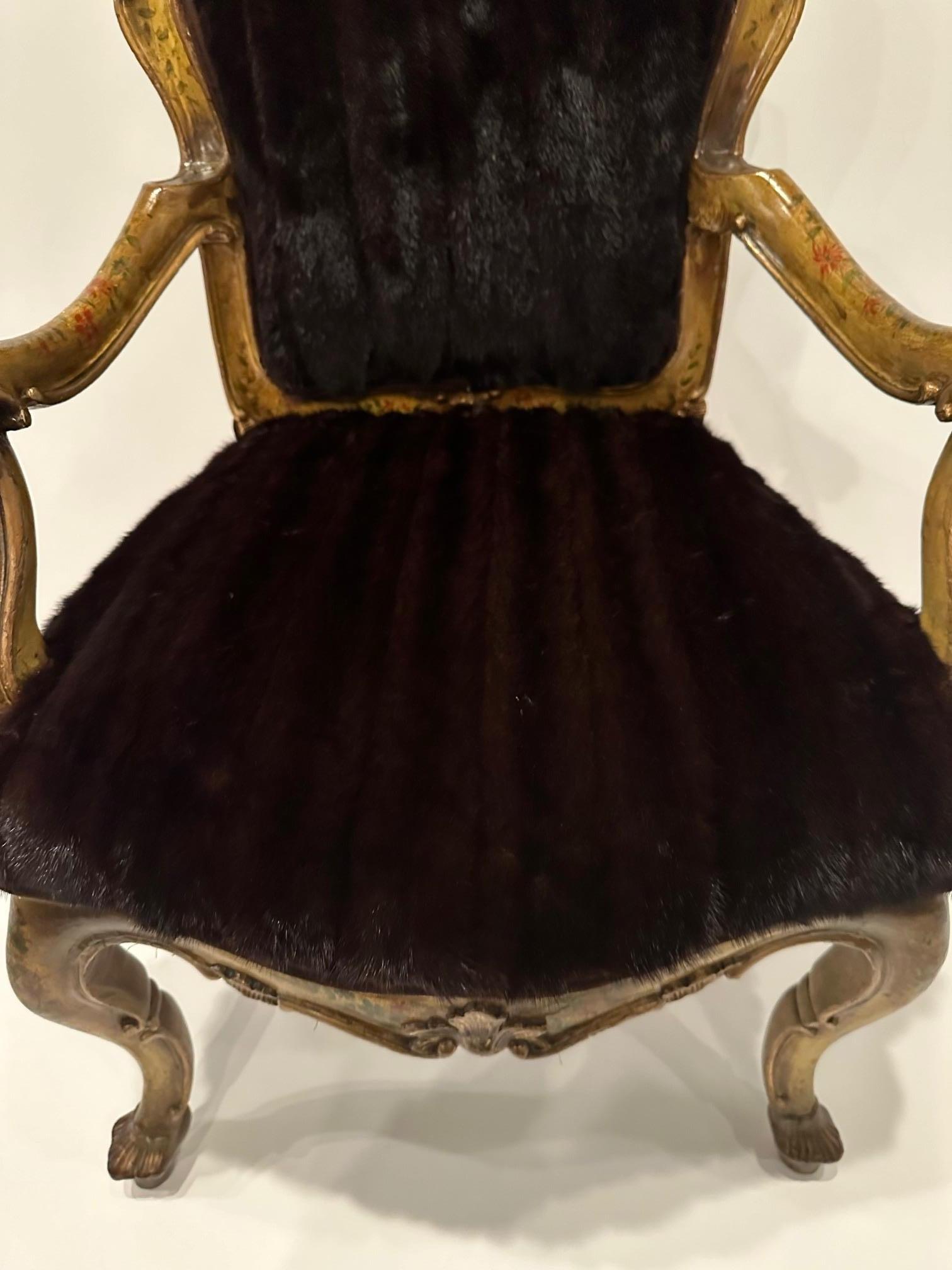 Sinfully Rich Ornament Italienischer bemalter venezianischer Sessel, gepolstert mit Nerzpelz im Angebot 1