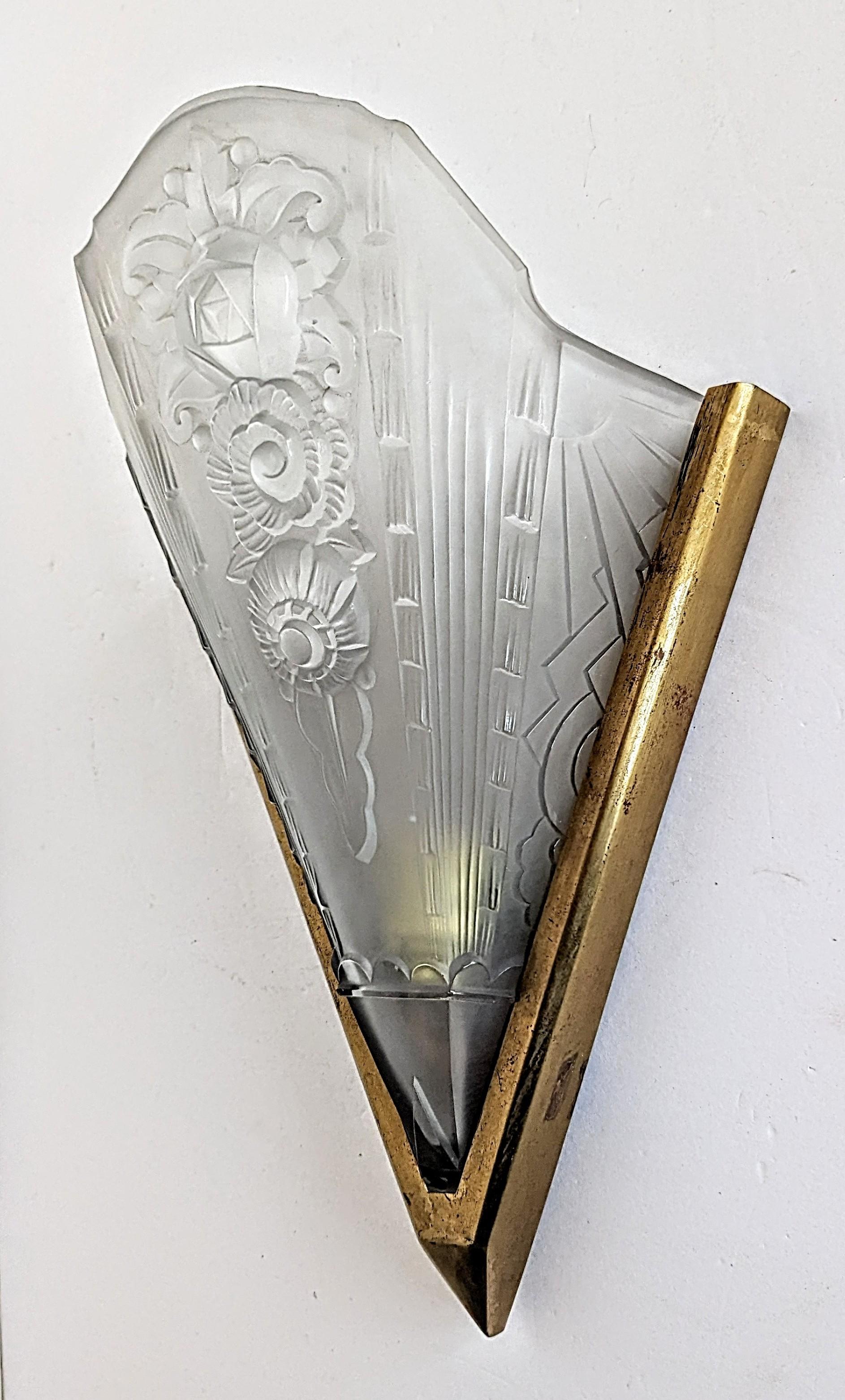 Pressed Singal French Art Deco Wall Sconce For Sale