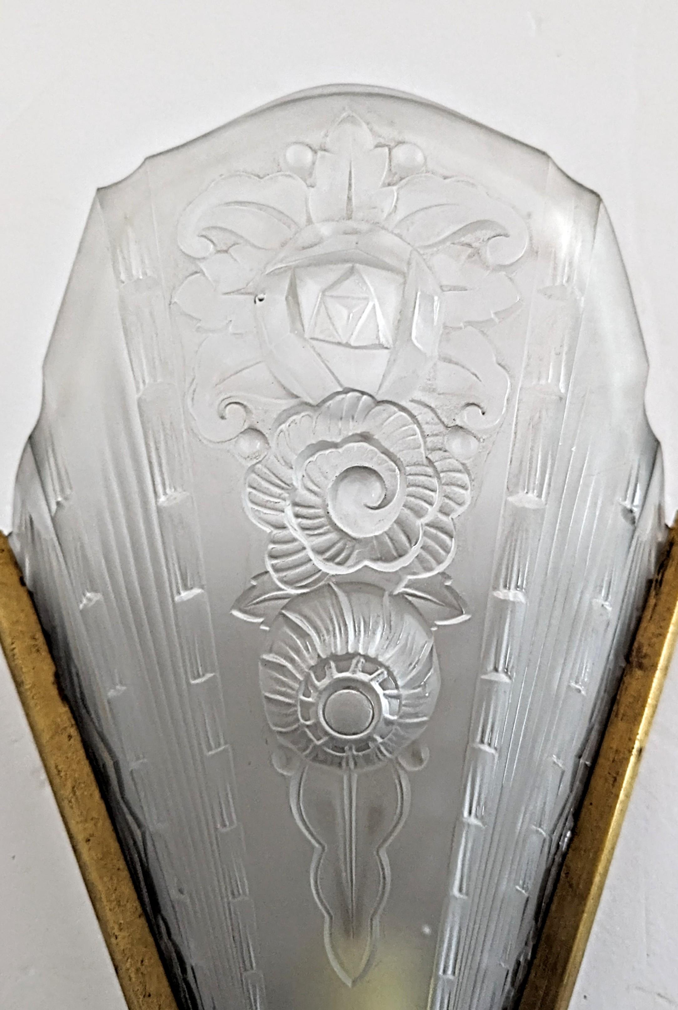 Singal French Art Deco Wall Sconce In Good Condition For Sale In Long Island City, NY