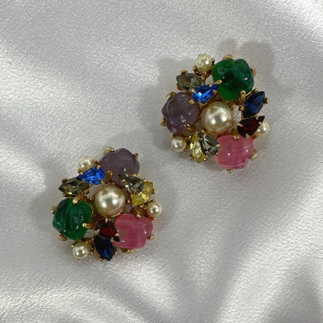 Earring Diameter: 1.40″
Bin Code: B3 / P14
Step into a world of enchantment with these mesmerizing Singed Ballet Rare Unique Vintage Multi Color Glass & Pearl Clip On Earrings. With their captivating design and intricate craftsmanship, these