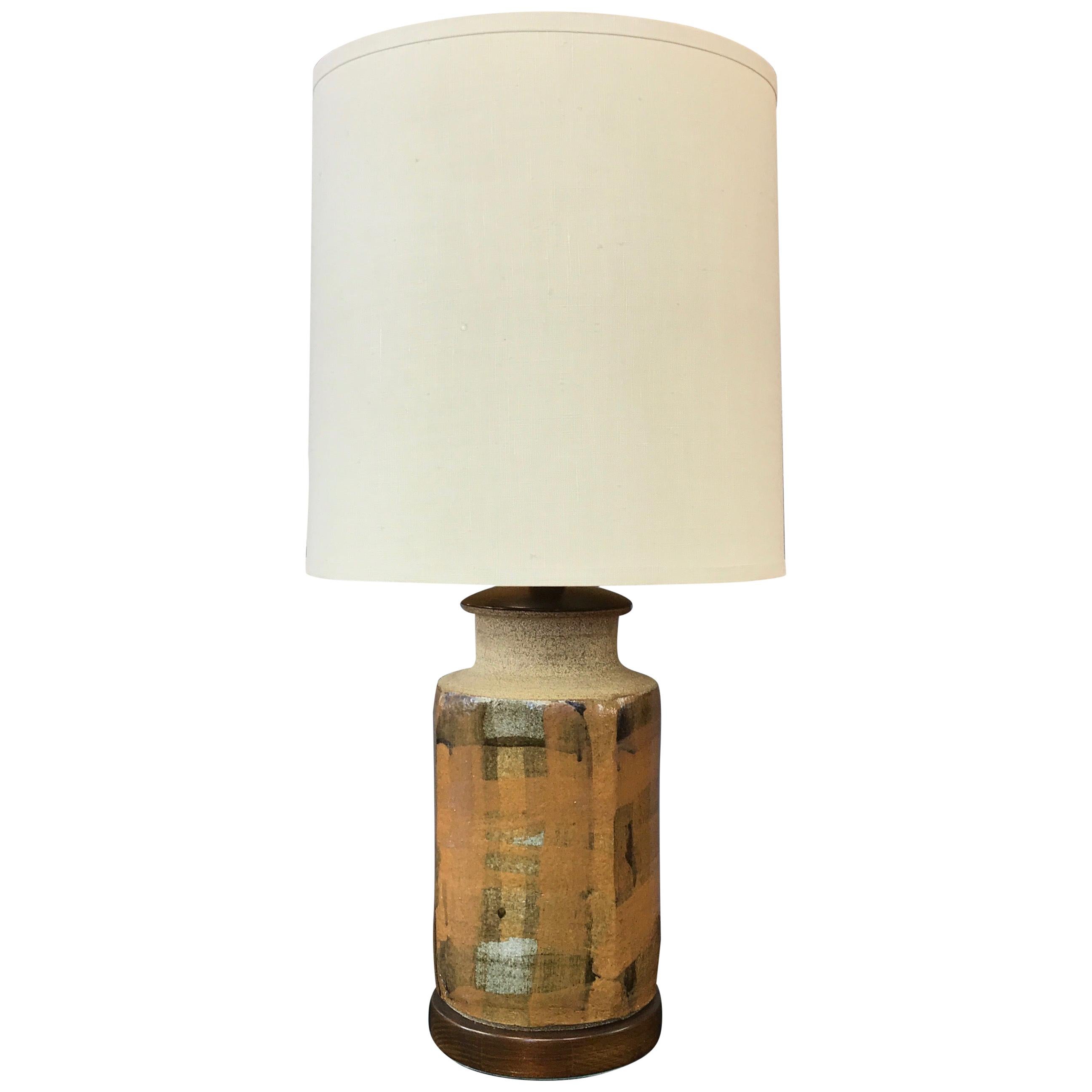 An especially handsome and well-crafted Mid-Century Modern stoneware and walnut table lamp by renowned California ceramic and studio pottery artist Brent Bennett.

Stylized ginger jar form with rounded four-sided body featuring artistically