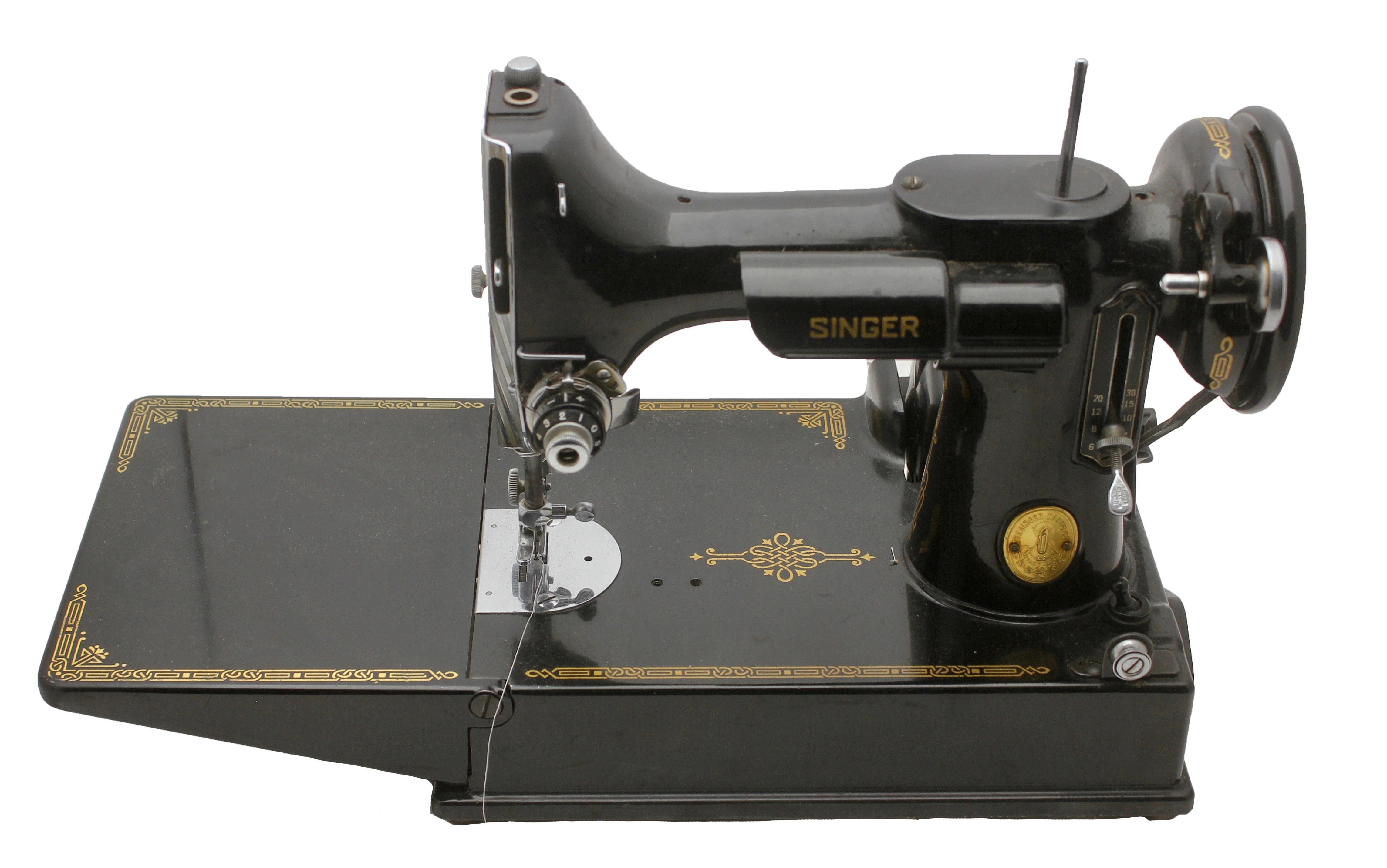 Singer sewing machine model 221 working order, perfect condition
The singer featherweight model 221 was made exclusively at the company‘s Kilbowie plant in Scotland.
This machine is electric and the model was made from 1953 until 1961. In total,