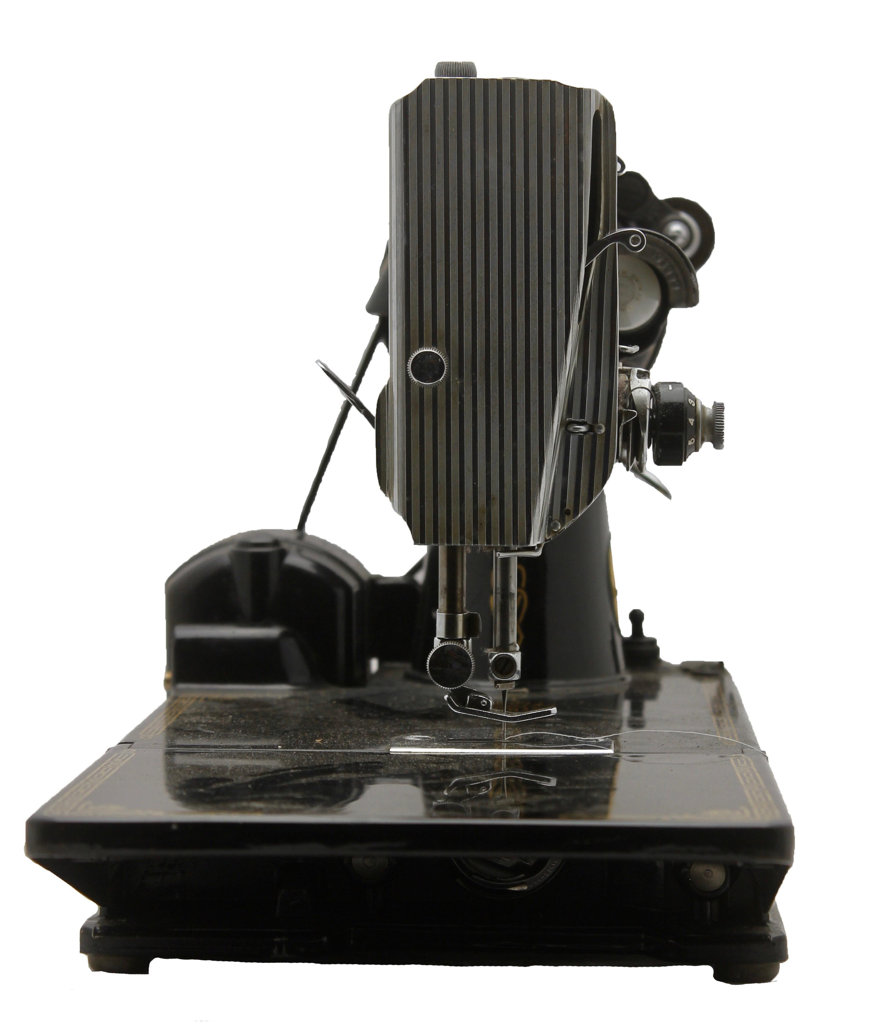 Singer Featherweight Model 221 Was Made Exclusively at the Company‘s Kilbowie In Good Condition In Verviers, BE