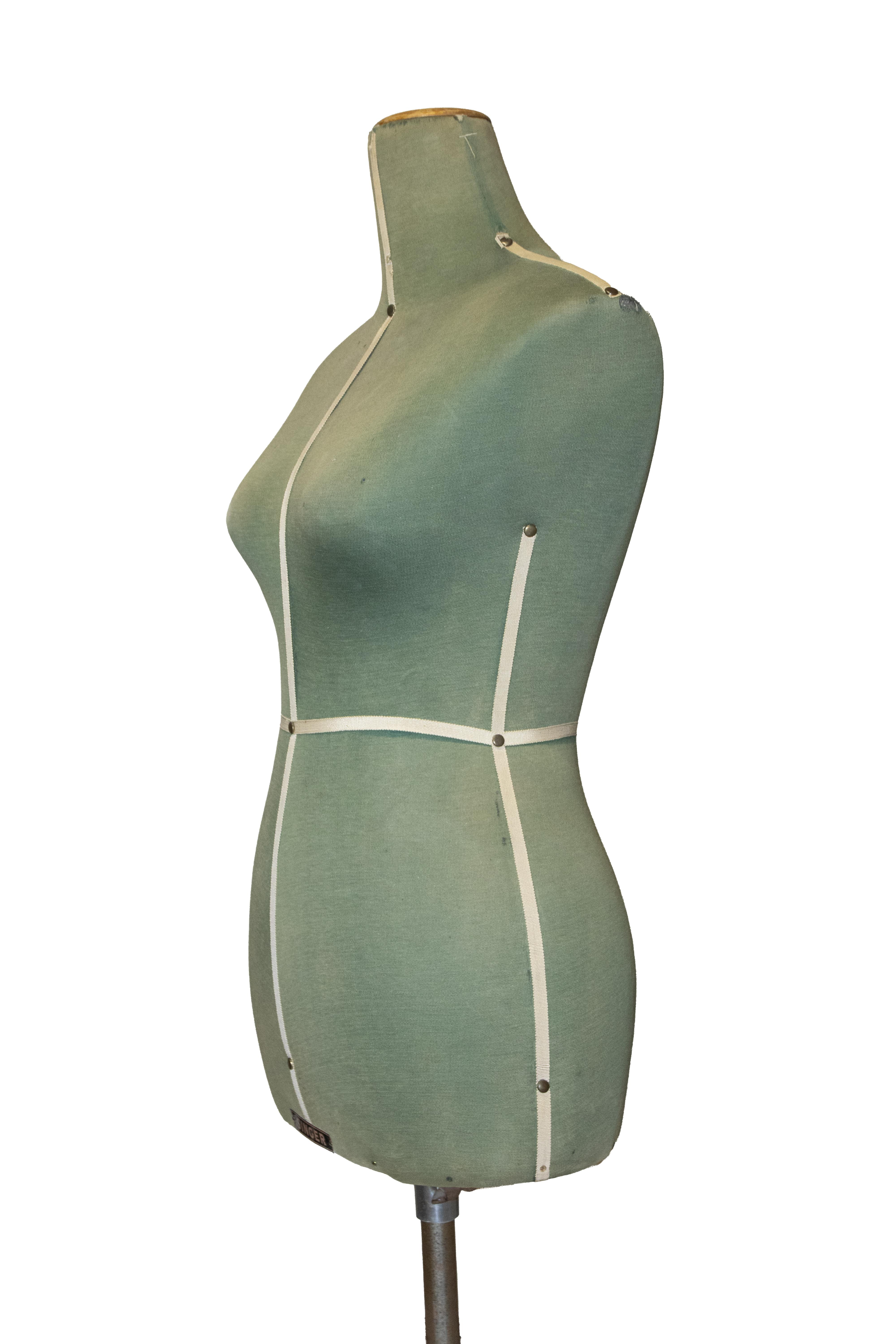 Vintage Singer tailor's mannequin with metal tripod.

Stunning green vintage tailor's mannequin from the 1960s, extendable and complete.

It has a metal tripod base.

The metal label with the Singer brand is placed at its base.

75 x 40 ; total
