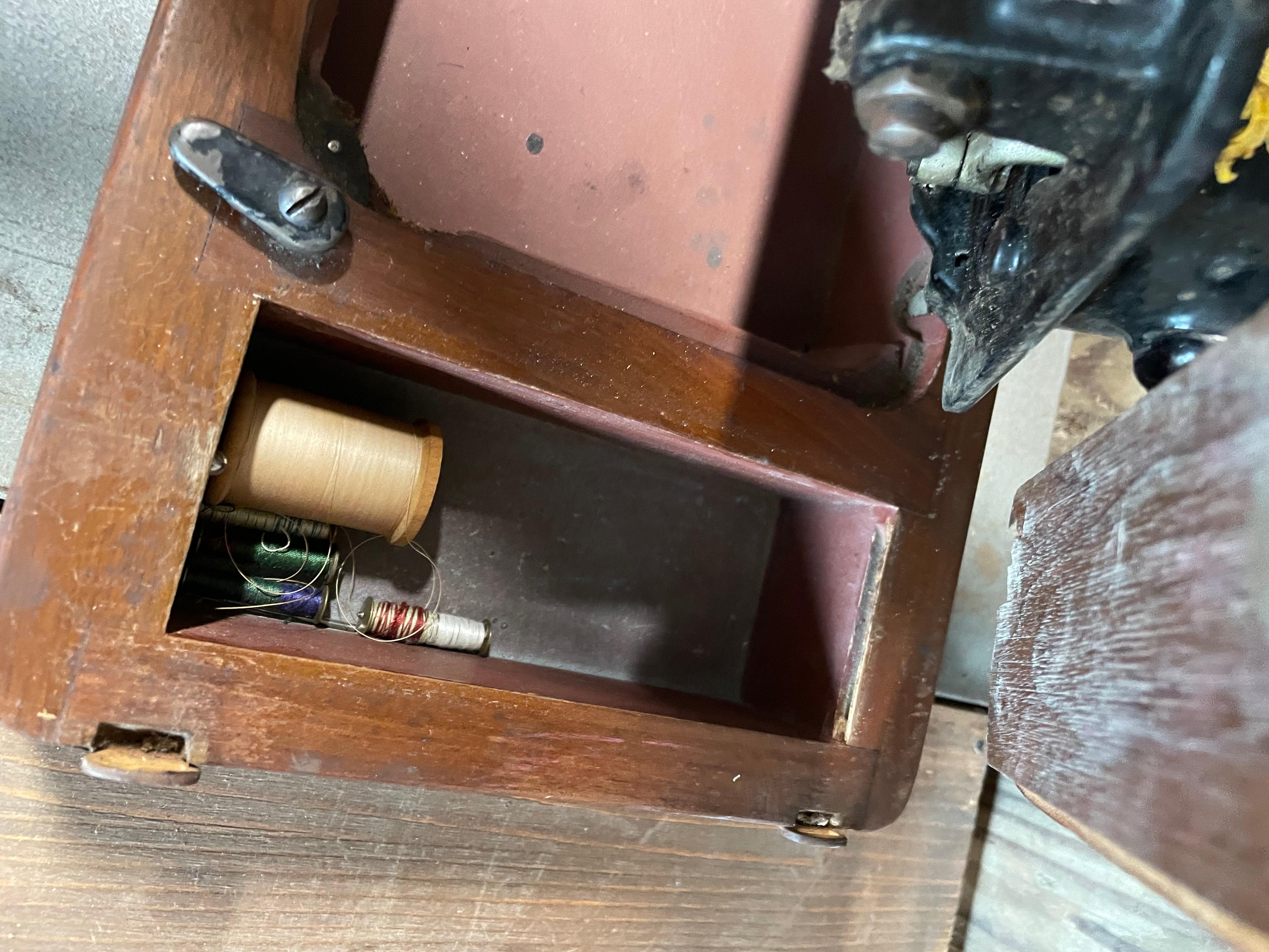 Singer portable sewing machine For Sale 1