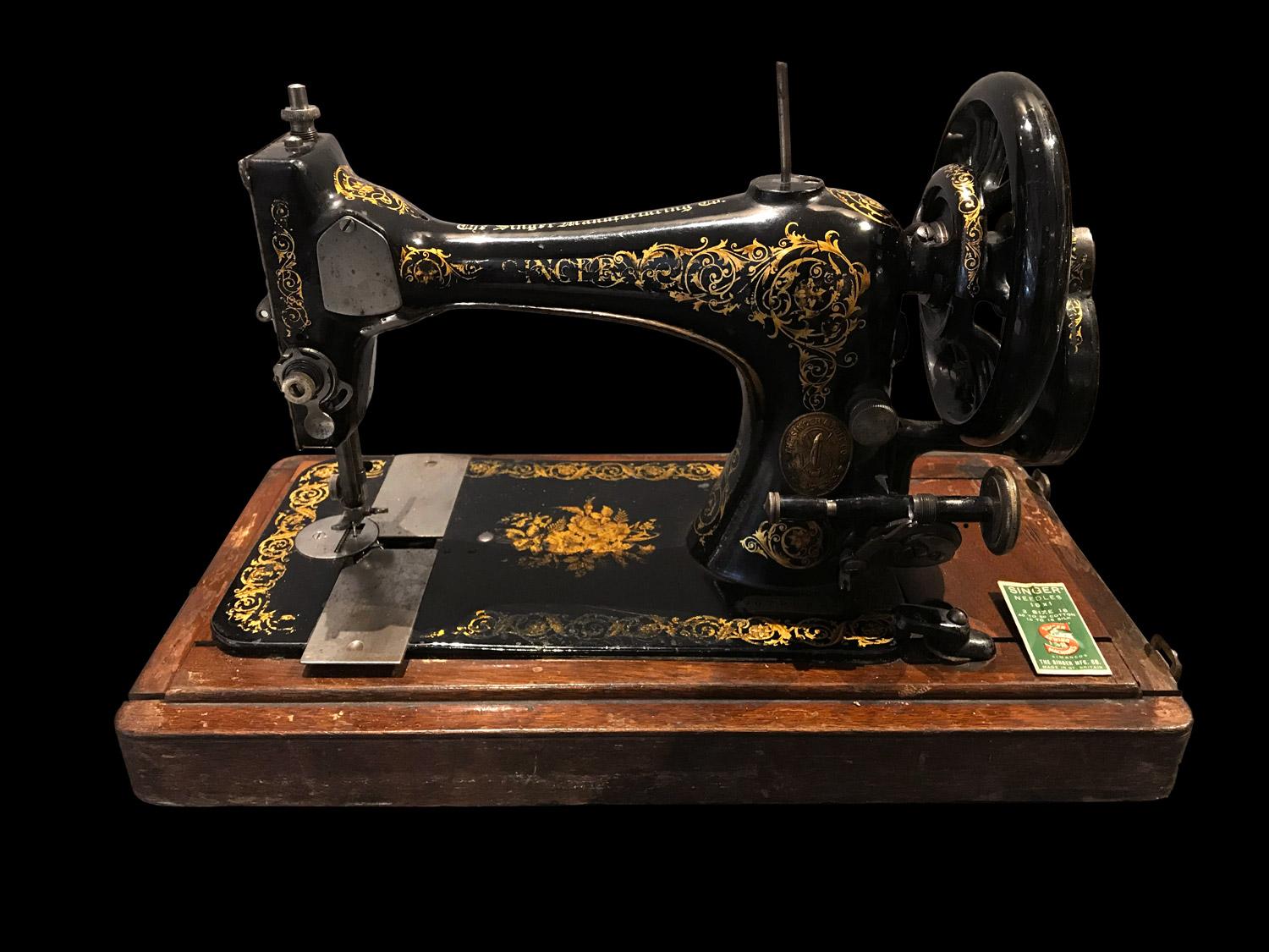 Singer sewing machine model Class 28 in black color decorated with gilt scrolls and roses.
Model with hand-crank (working condition). 
Serial number : 10798682, manufactured by Singer in 1892.
Sold in its original case and 2 original needles on