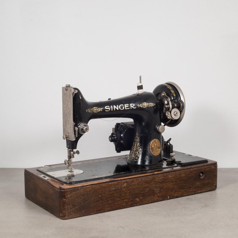Singer Sewing Machine in Original Case and Key/Bakelite Handle, 1920s