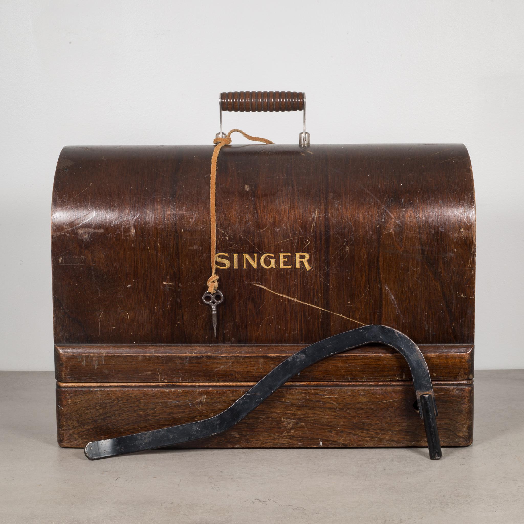 20th Century Singer Sewing Machine in Original Case and Key/Bakelite Handle, 1920s