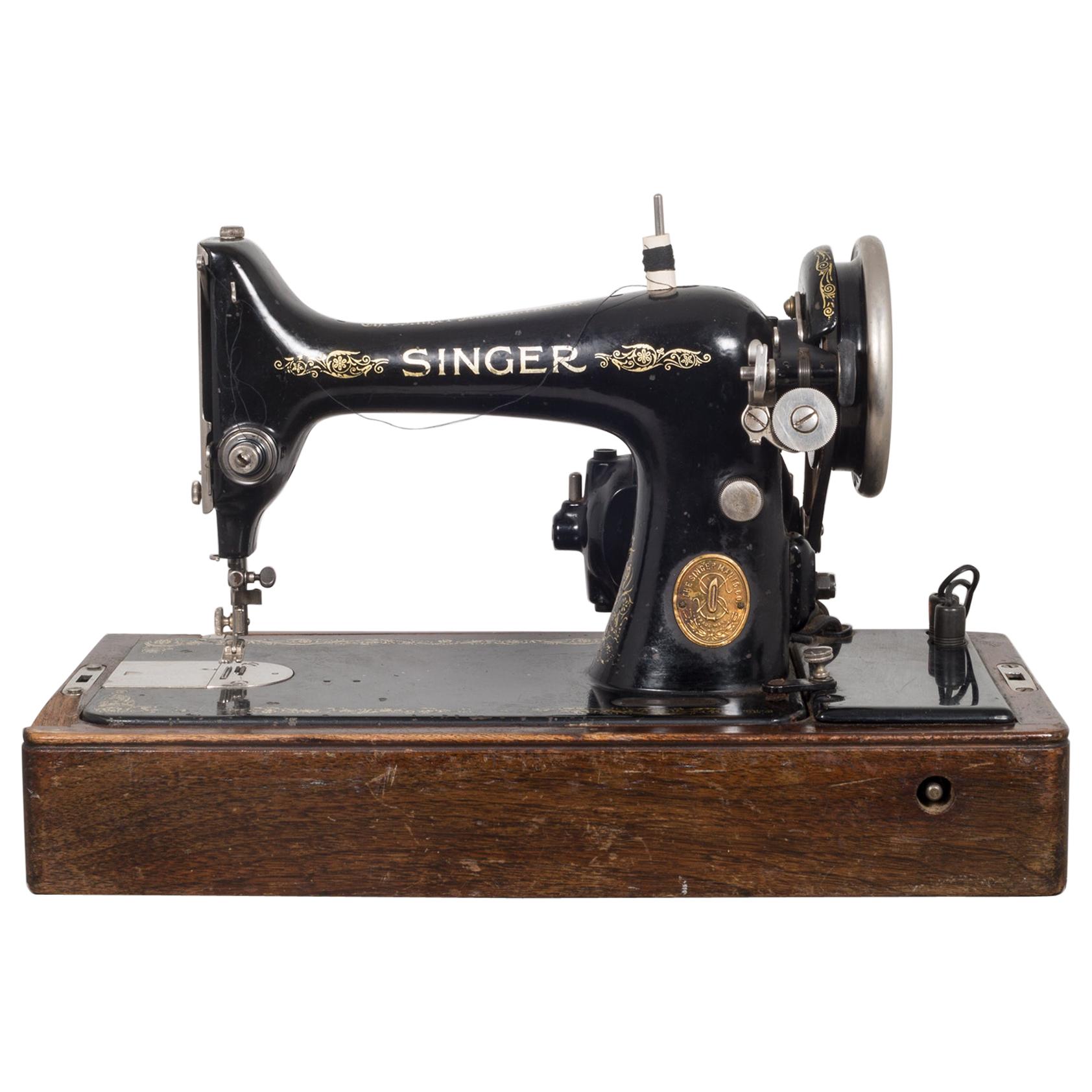 Singer Sewing Machine in Original Case and Key/Bakelite Handle, 1920s
