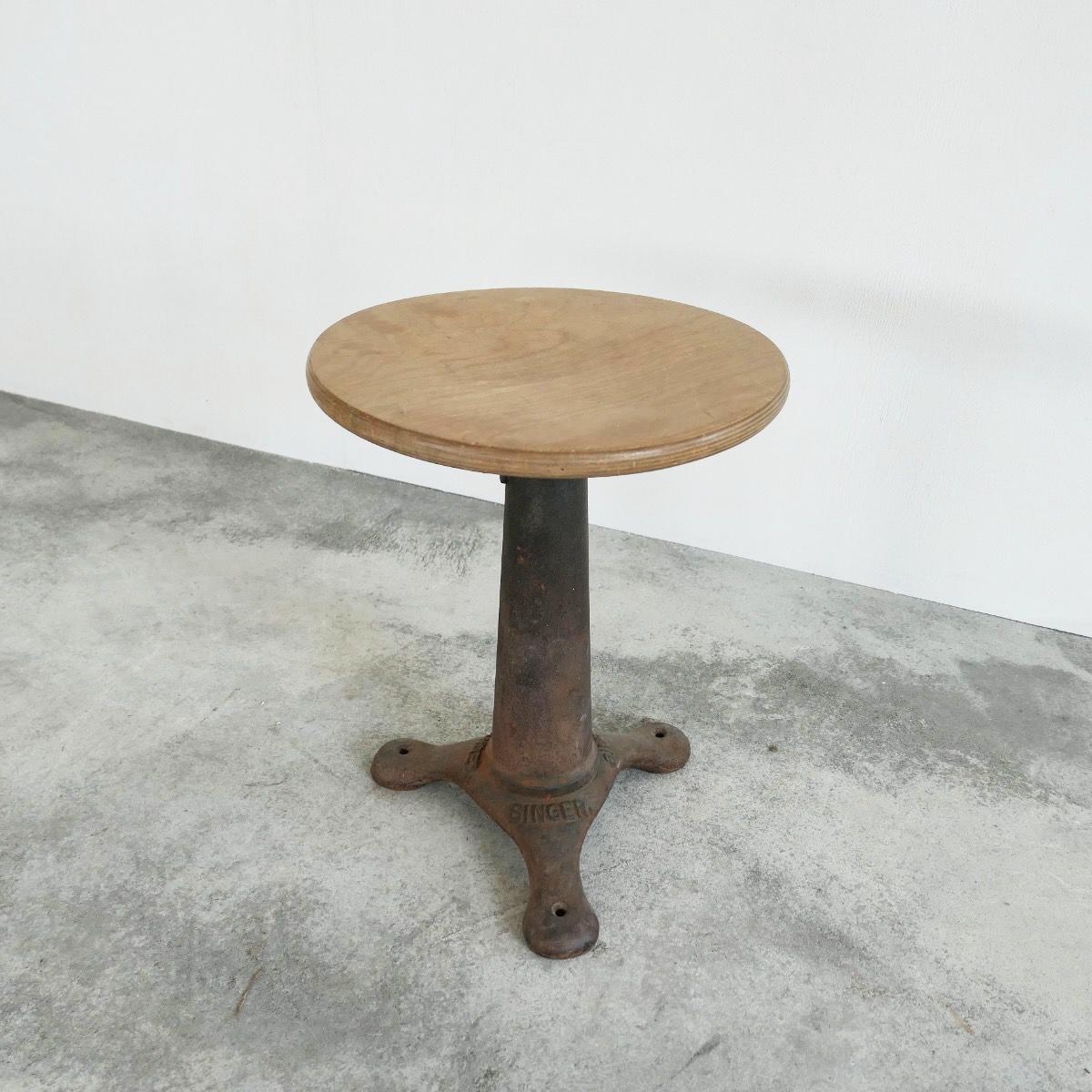 Great original Singer stool from the 1920s. 

Industrial furniture in its purest shape. Cast iron base and wooden seat. Adjustable in height. 

Good vintage condition.