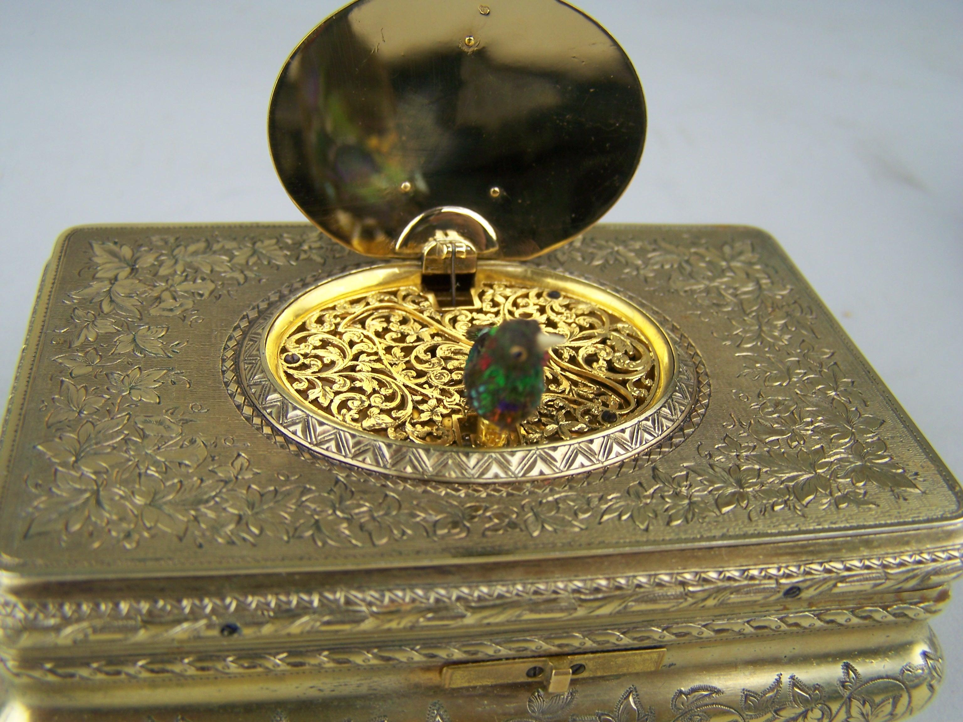 Scatola per uccelli canterini di Bruguier con cassa in argento dorato e diamanti sul coperchio  Coperchio in vendita 5