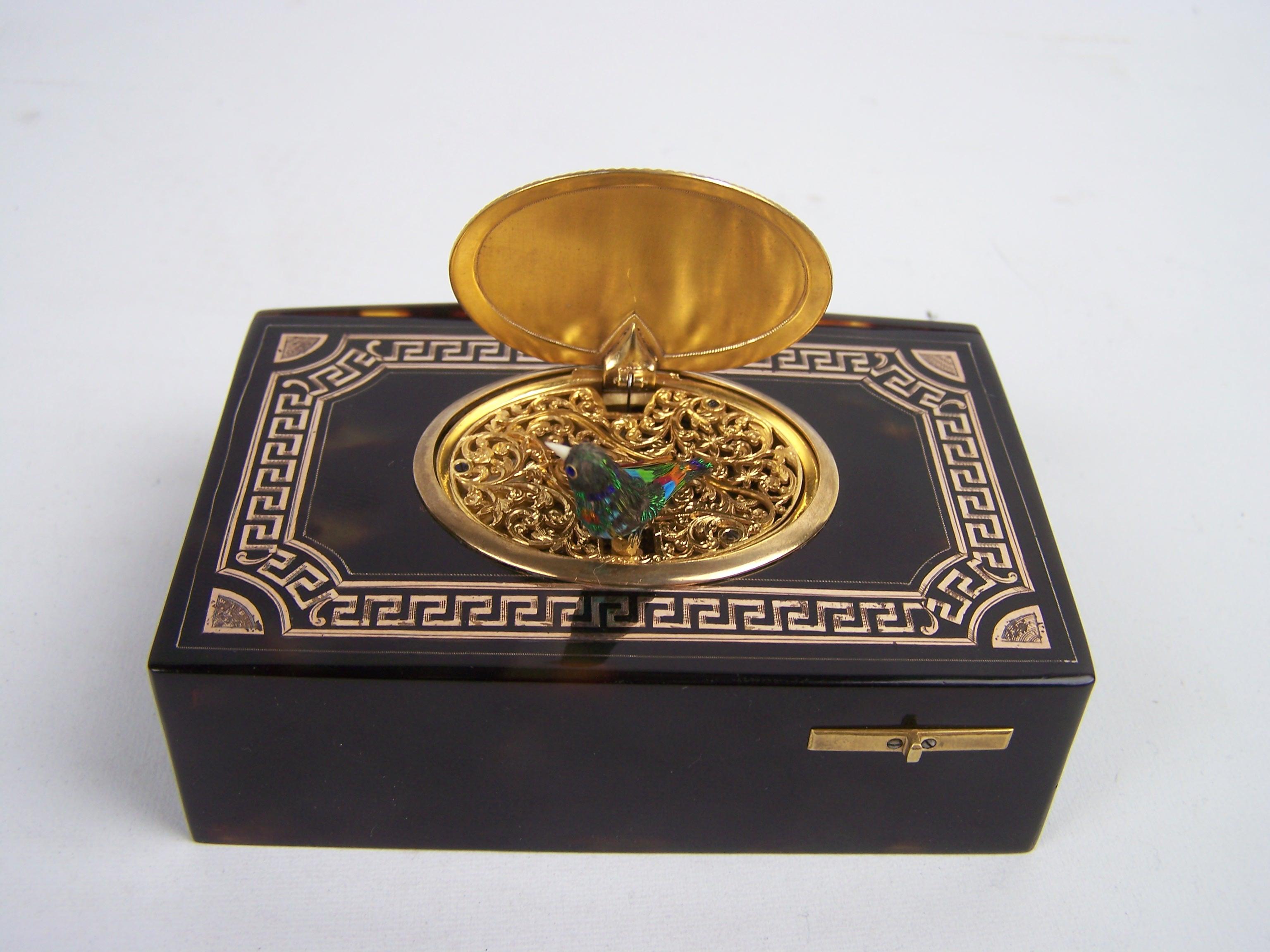 Caja para pájaros cantores de Jacques Bruguier Caja de carey con esmalte  tapa en venta 2