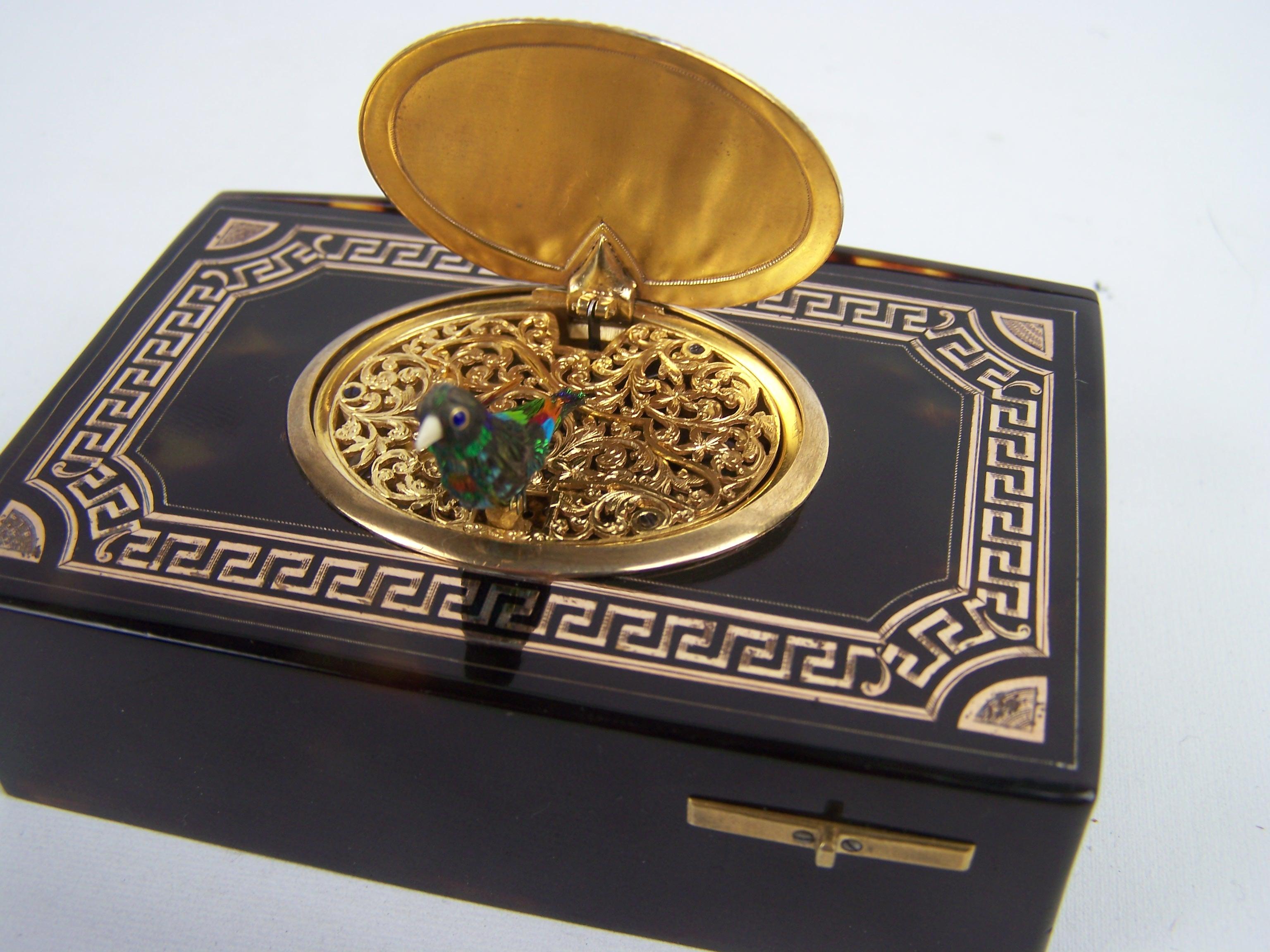 Caja para pájaros cantores de Jacques Bruguier Caja de carey con esmalte  tapa en venta 3