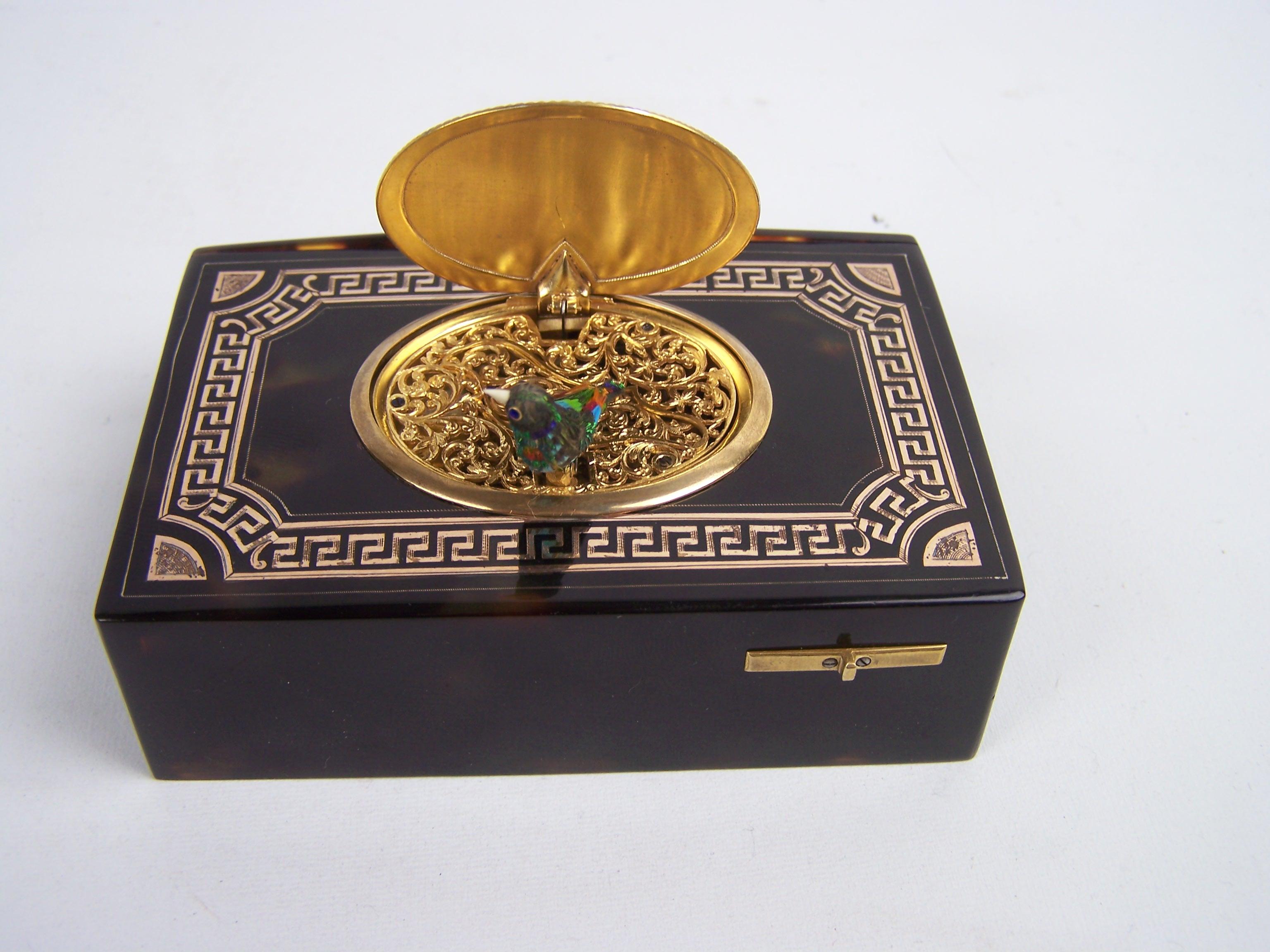 Caja para pájaros cantores de Jacques Bruguier Caja de carey con esmalte  tapa en venta 4