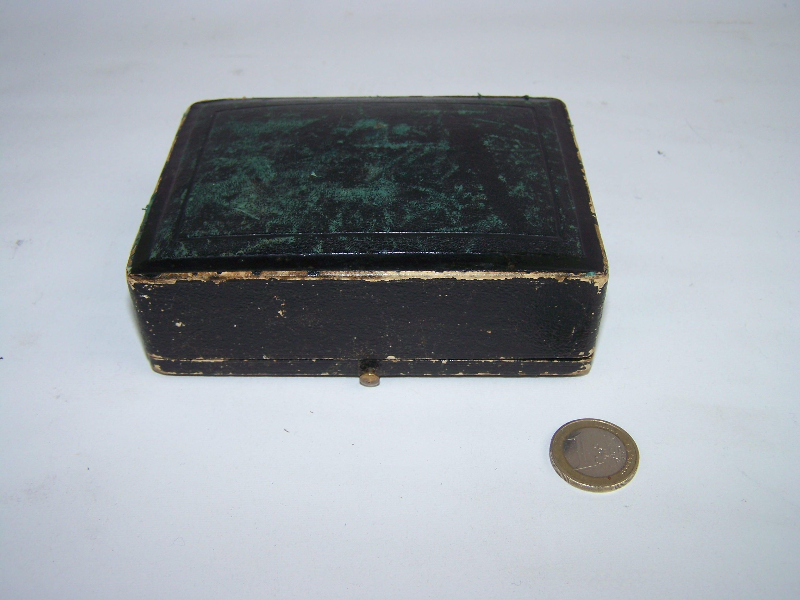 Rarísima caja para pájaros cantores de Jacques Bruguier, fabricada en Ginebra hacia 1850.
Cuando se activa, la tapa se abre y un pájaro finamente elaborado sale de una parrilla bellamente perforada y grabada. El pájaro canta una animada melodía