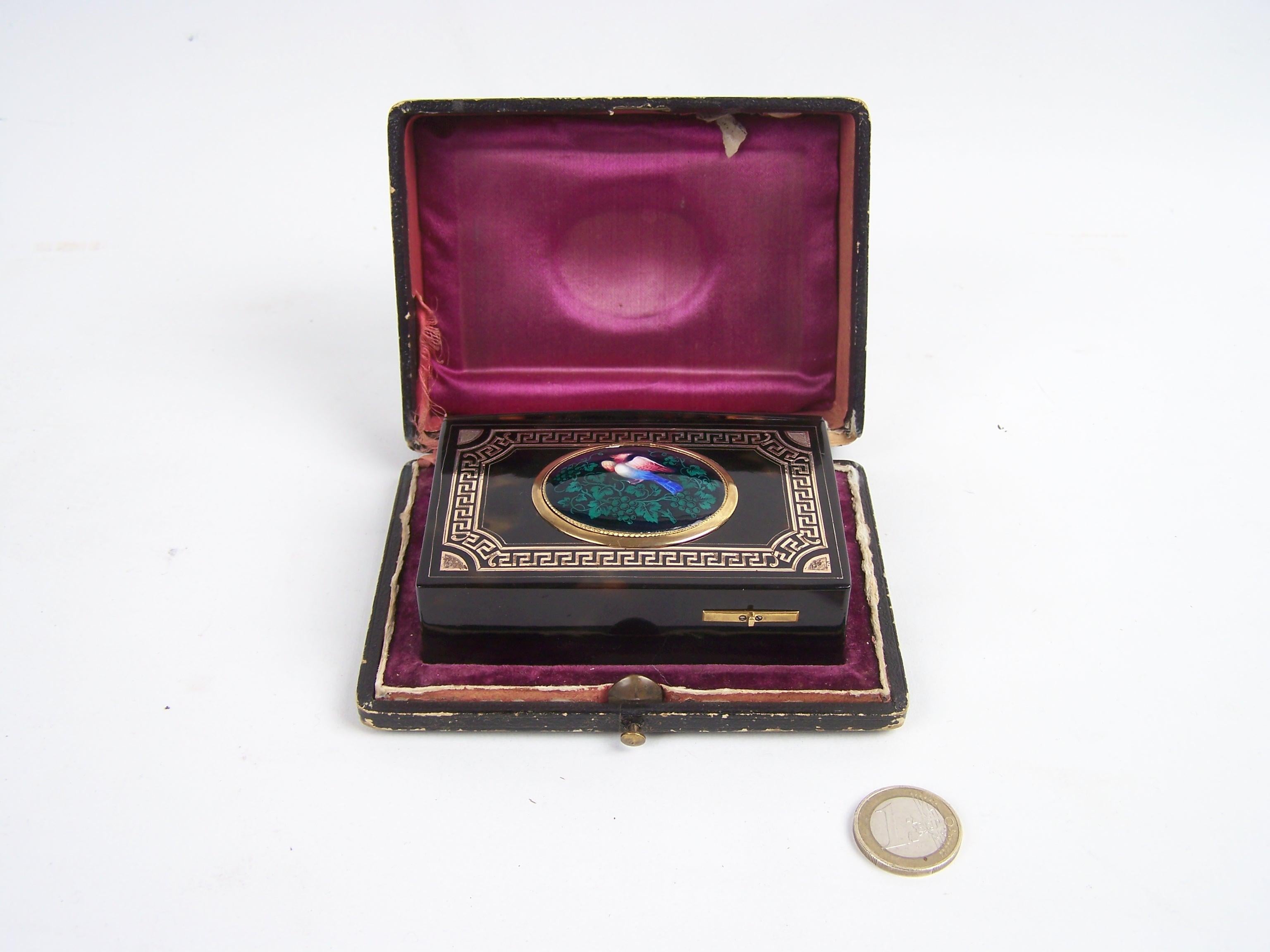 Caja para pájaros cantores de Jacques Bruguier Caja de carey con esmalte  tapa Victoriano tardío en venta
