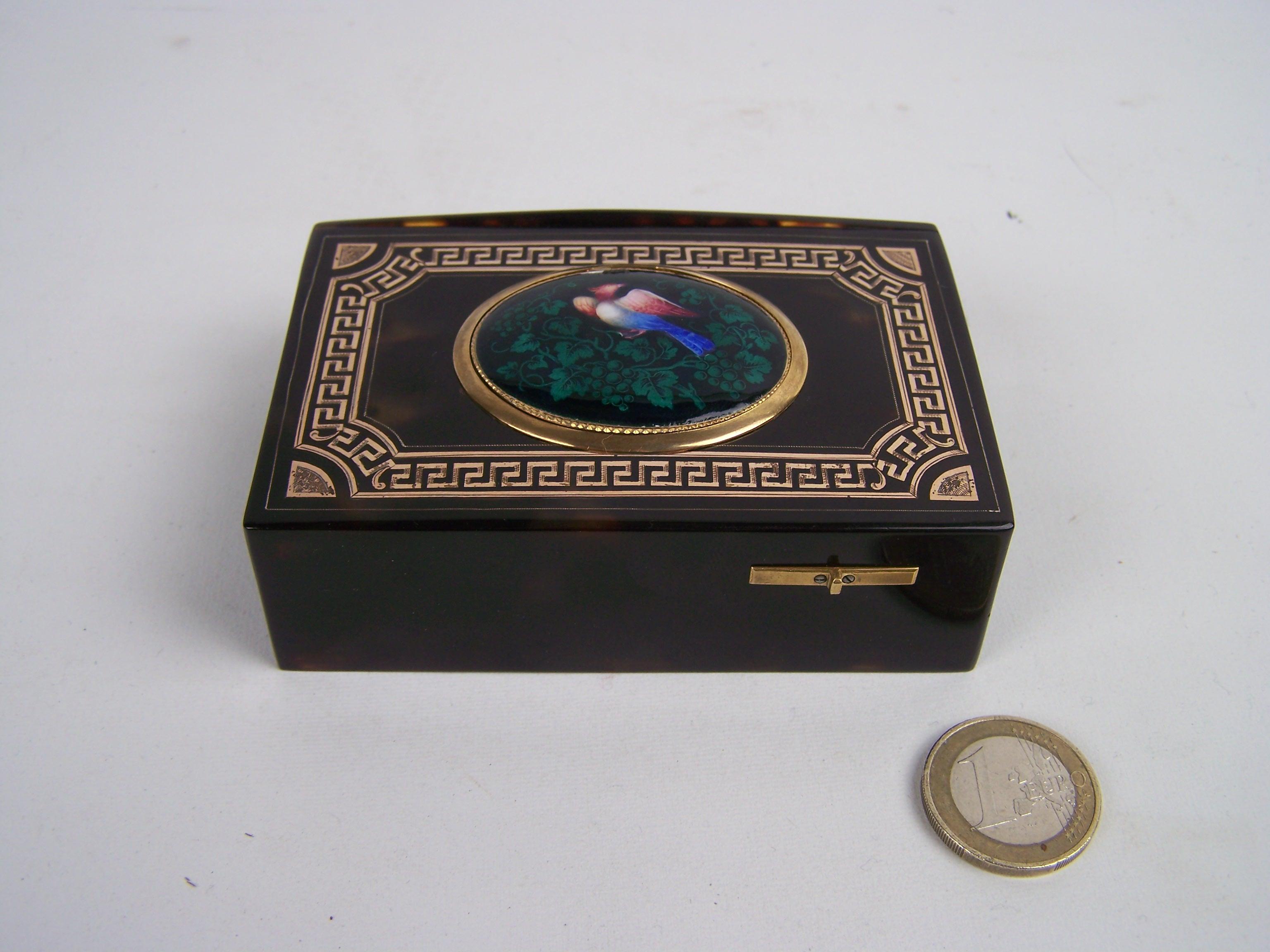 Caja para pájaros cantores de Jacques Bruguier Caja de carey con esmalte  tapa Suizo en venta