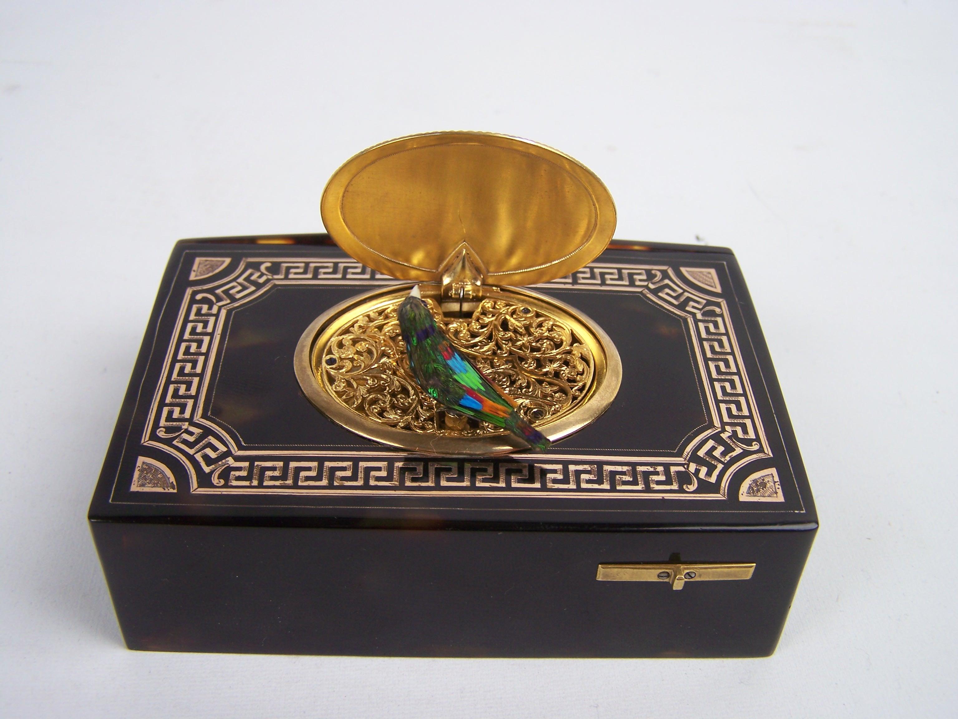 Caja para pájaros cantores de Jacques Bruguier Caja de carey con esmalte  tapa en venta 1