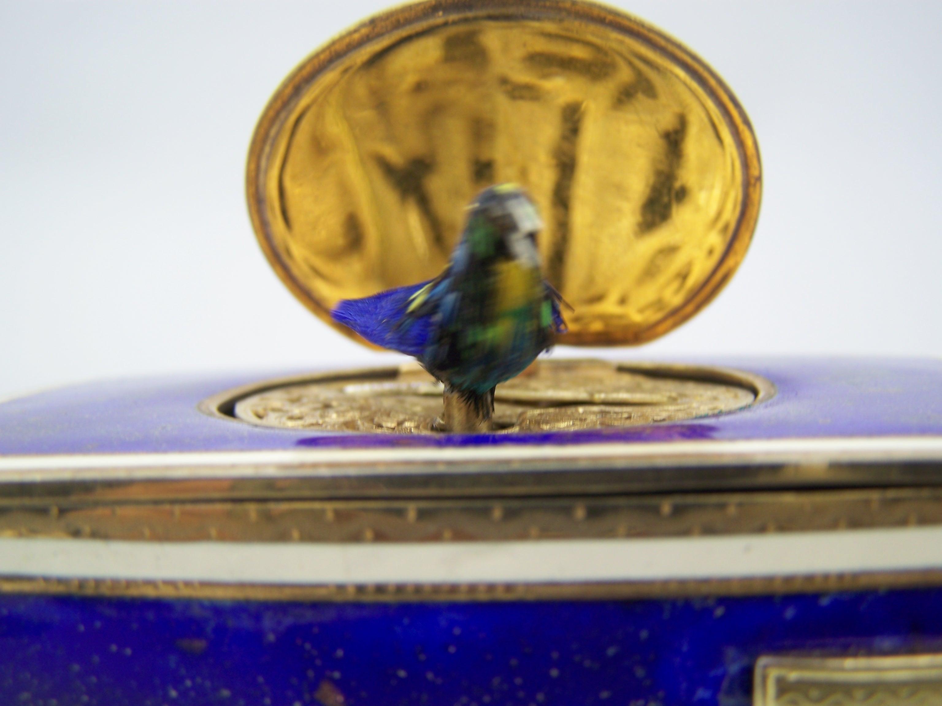 Boîte à oiseaux chantant de K Griesbaum dans un étui de guilde et émail floqué d'or bleu 5
