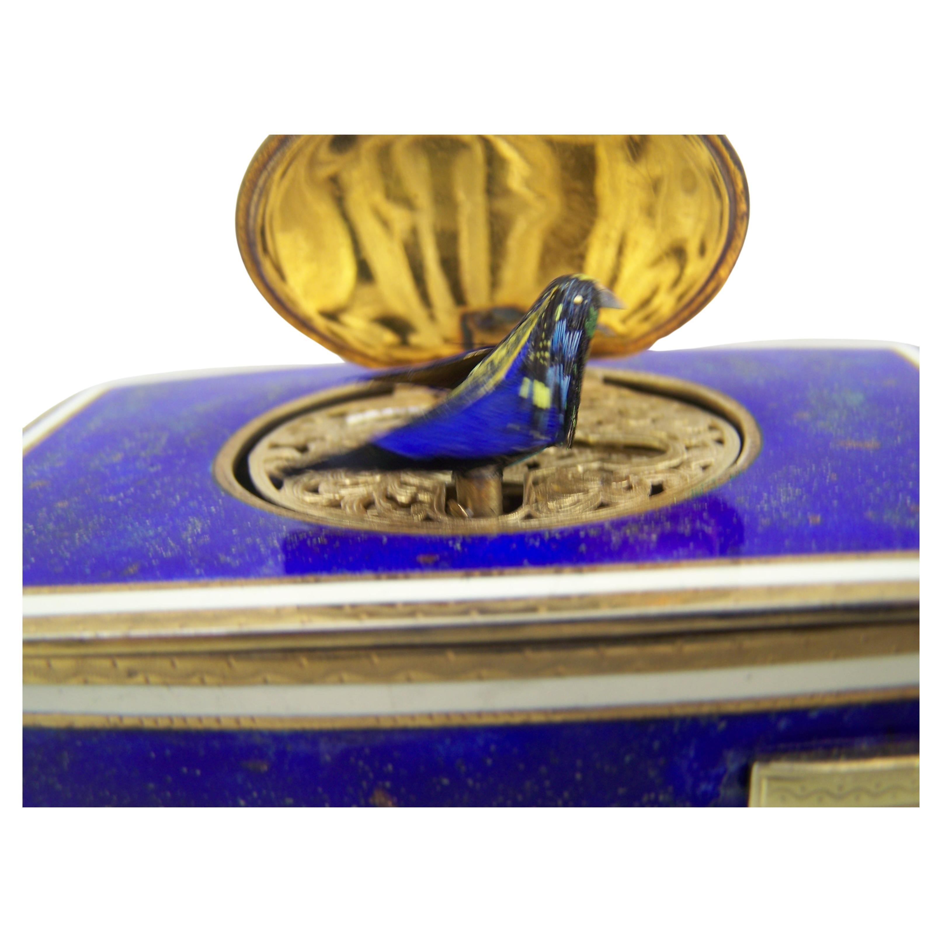 Boîte à oiseaux chantant de K Griesbaum dans un étui de guilde et émail floqué d'or bleu