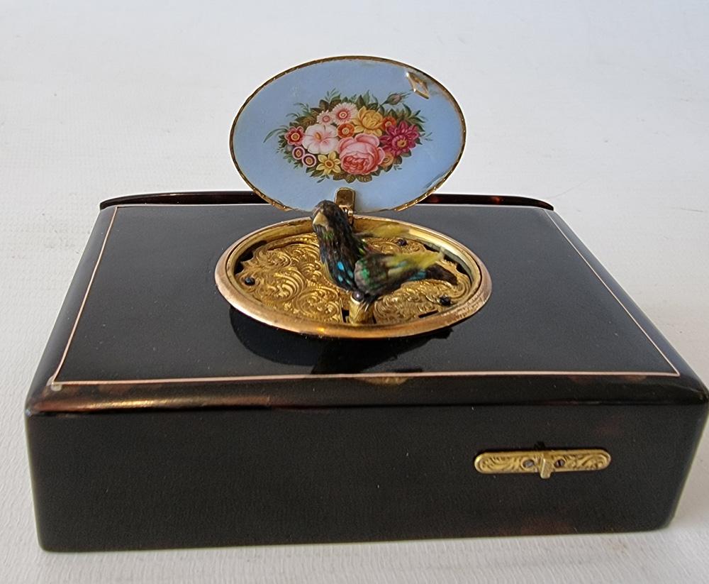 Un ancien nichoir à oiseaux chantants de Rochat avec un mouvement d'automate à fusée numéroté 316 et avec une marque de trois tulipes estampillée dans la plaque supérieure du mouvement. L'étui en écaille de tortue avec un compartiment à tabatière