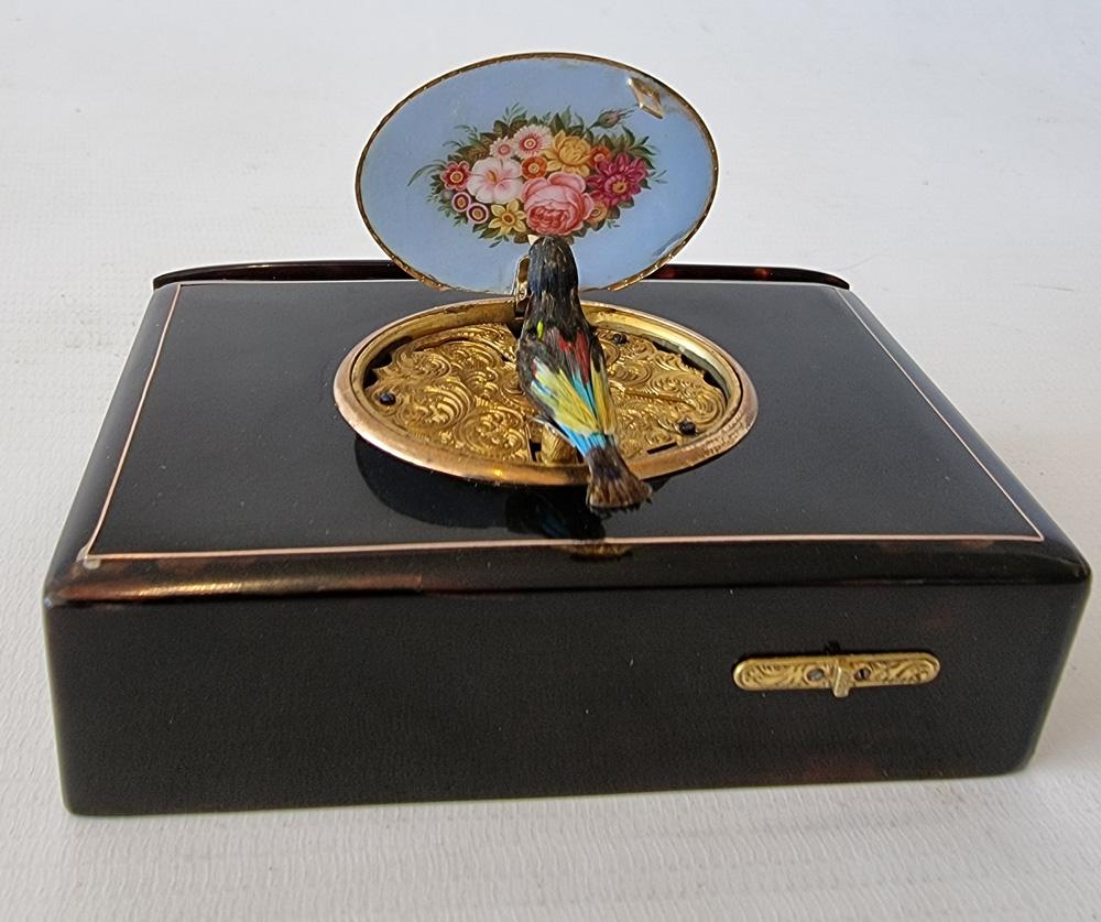 Boîte à oiseaux chantant de Rochat en écaille de tortue, or et émail Bon état - En vente à London, GB