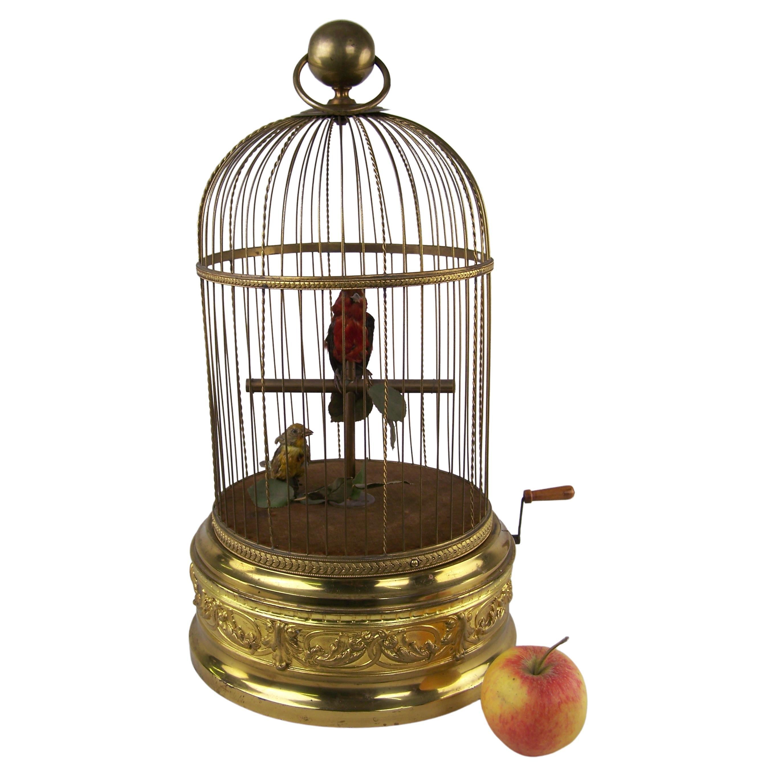 Cage à oiseaux chanteurs avec 2 oiseaux de Bontems  en vente