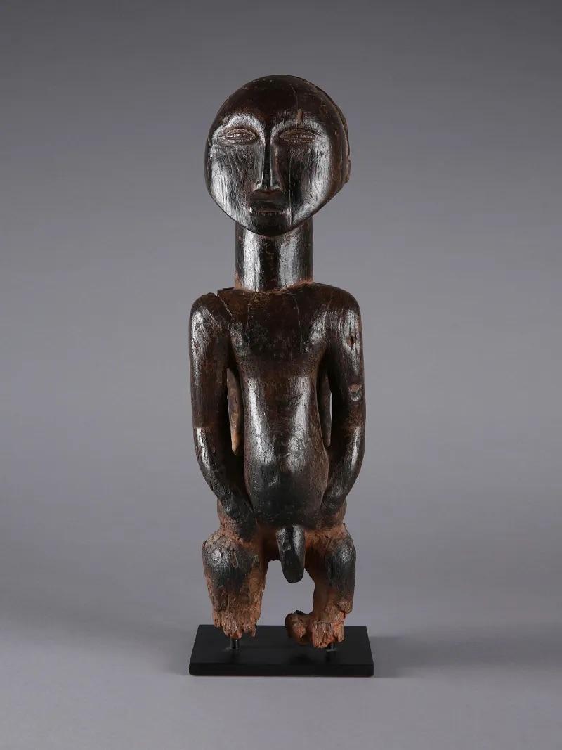 Calm yet formidable, this figure is an idealized portrait figure of a specific male ancestor. Through them, the owners contact the depicted ancestor in order to ask him for protection for their family and their goods. The lovingly carved sculpture