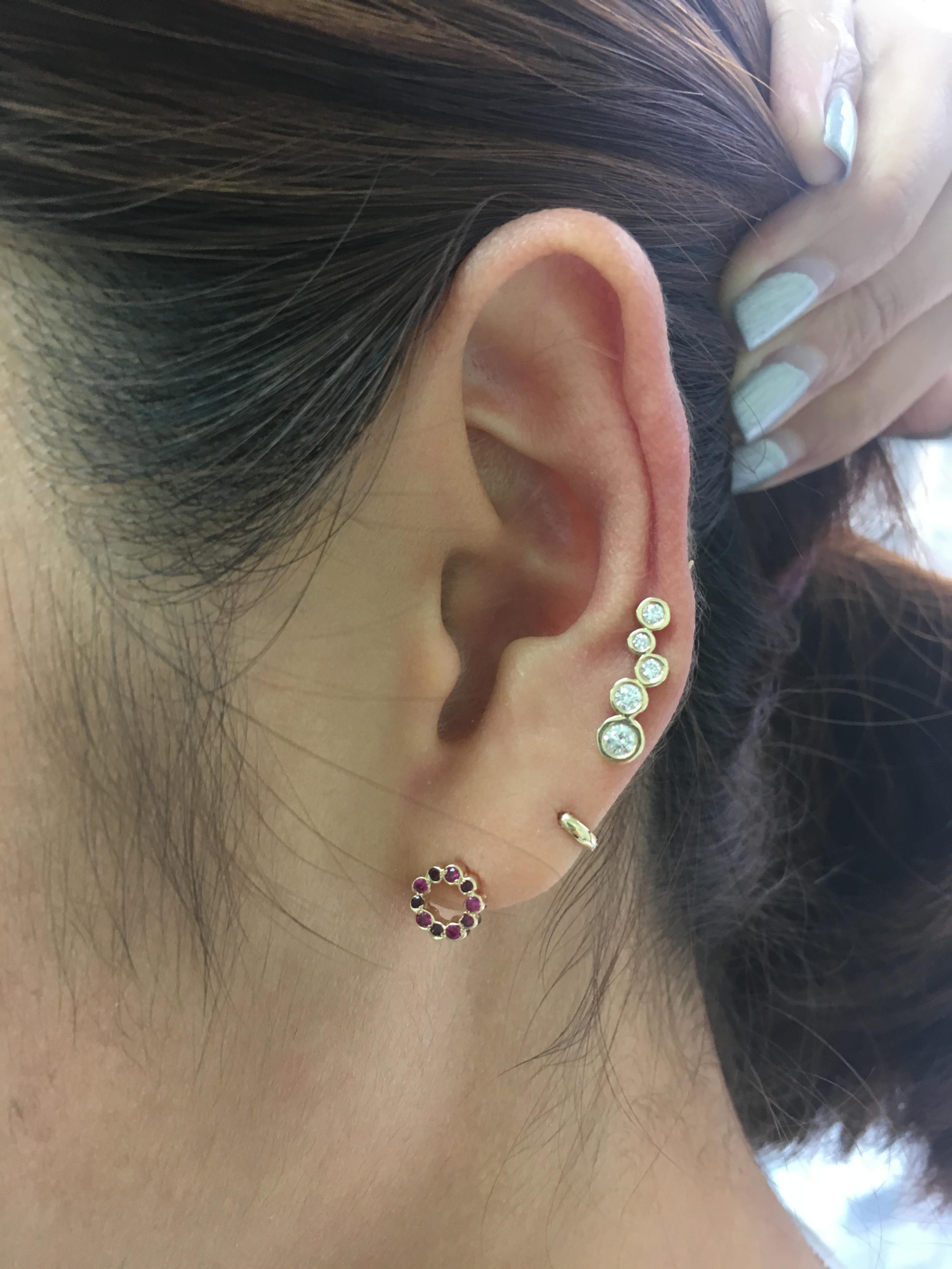 Diese Miniatur-Ohrstecker in Kreisform sind die perfekte Möglichkeit, um einen Hauch von
farbe in die Ohren. Kombiniere sie mit deinem Lieblingsohrring und trage sie als witziges Einzelstück.

Verkauft als einzelner Ohrring (nicht als Paar)

14k
