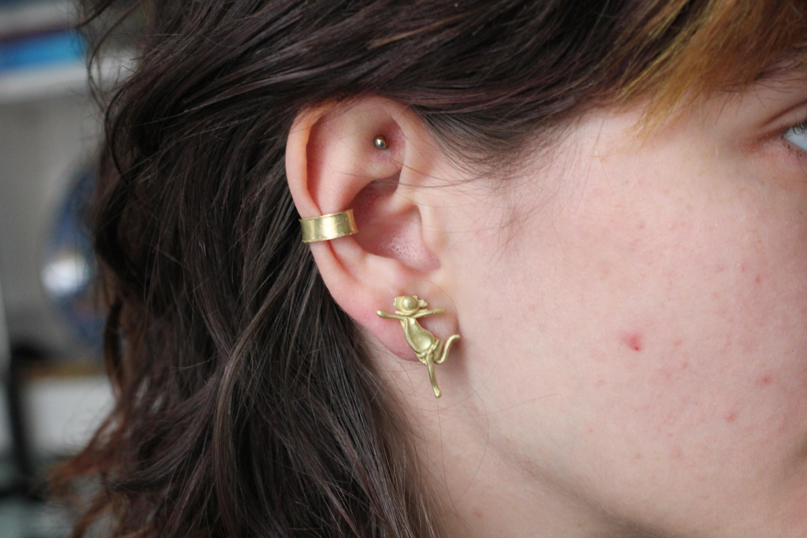 Single 18 Karat Gold Cuff Earring Clip-On Handmade Minimalist Modern Sculpture For Sale 3