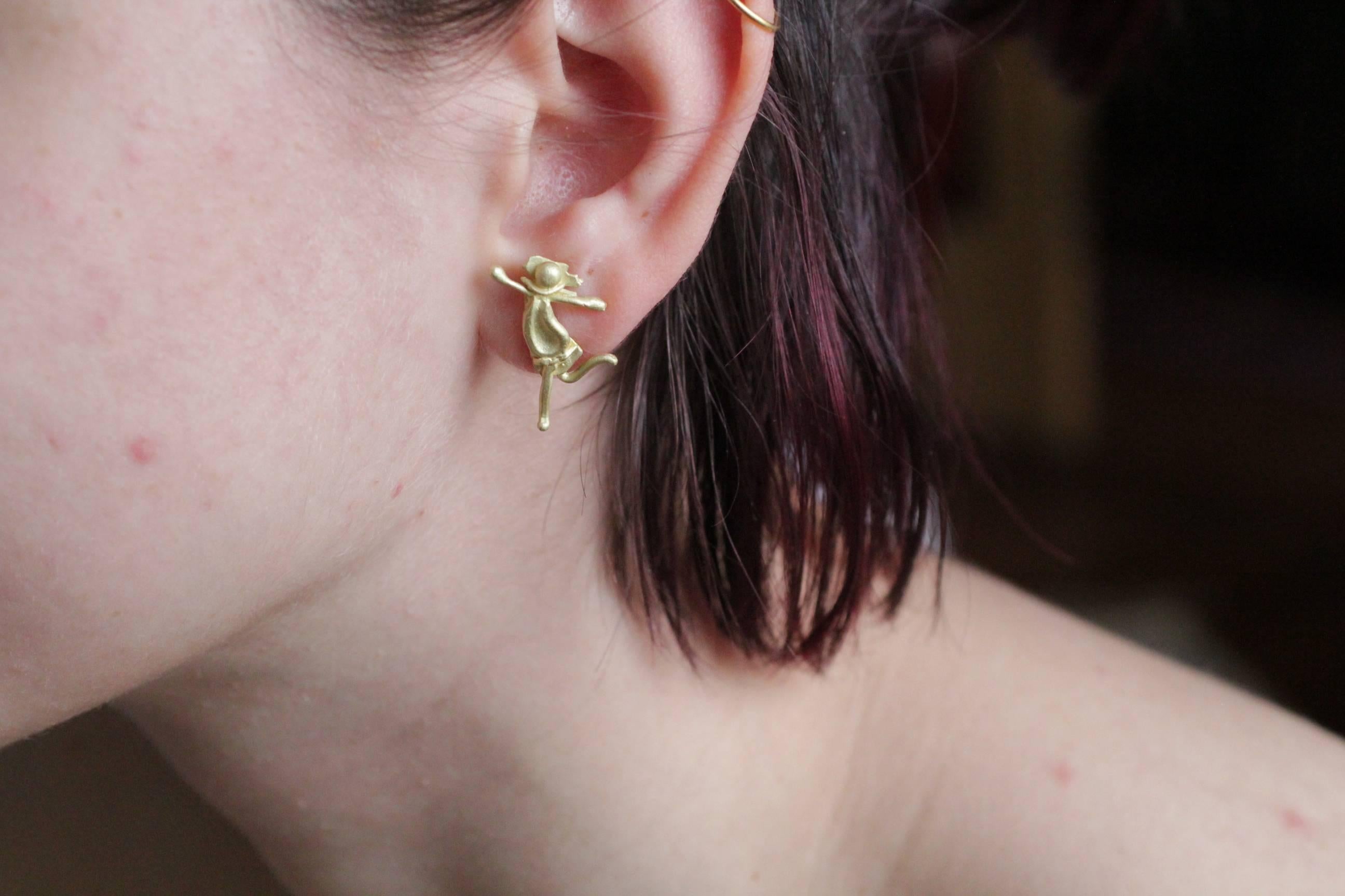 Clous d'oreilles asymétriques en or 18 carats - Sculpture moderne minimaliste en vente 2