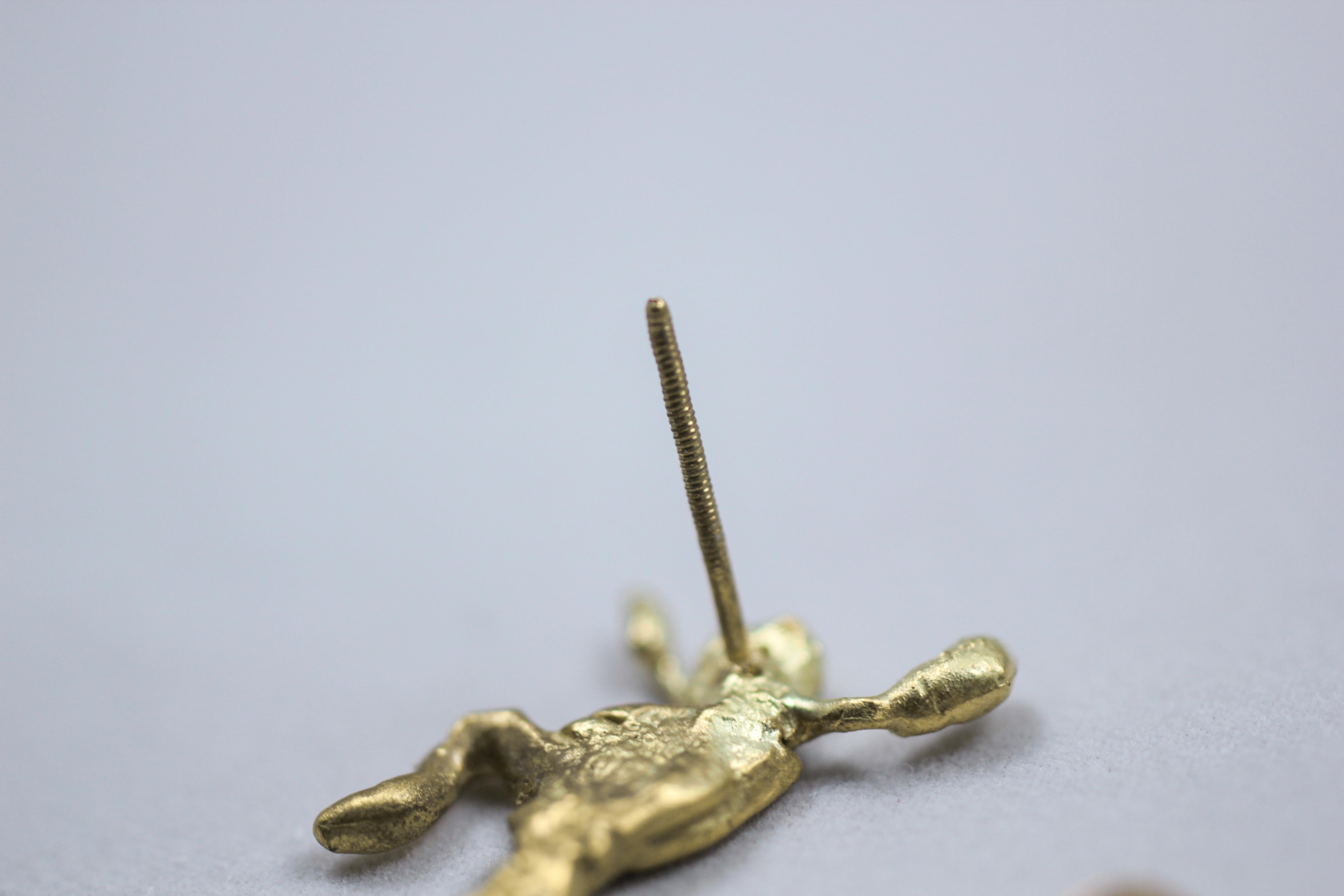 Einzelne 18 Karat Gold Ohrstecker-Figur, minimalistische, asymmetrische, moderne Skulptur für Damen oder Herren im Angebot