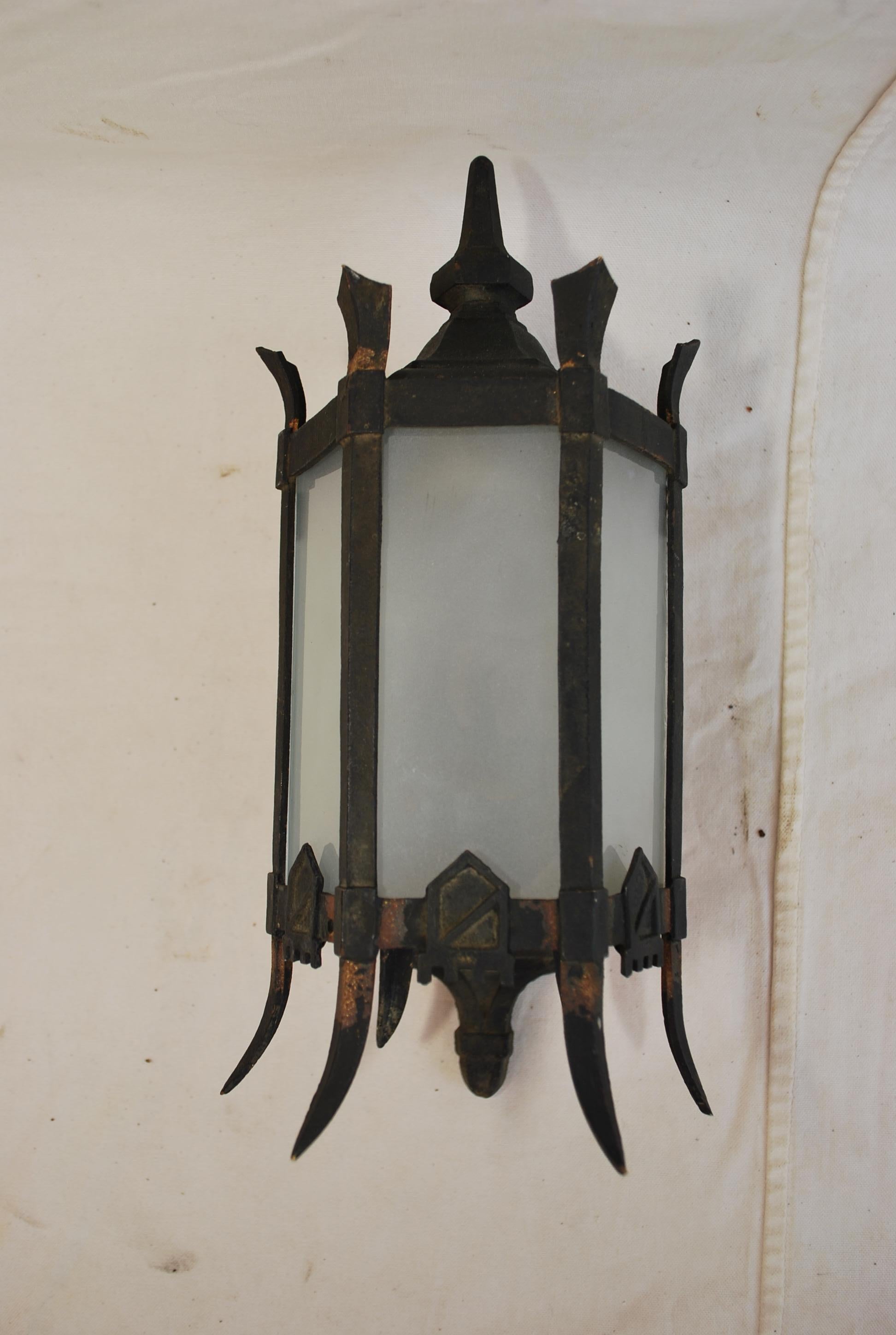 Un candelabro de bronce para exteriores de los años 20 muy bonito, la pátina es mucho más bonita en persona