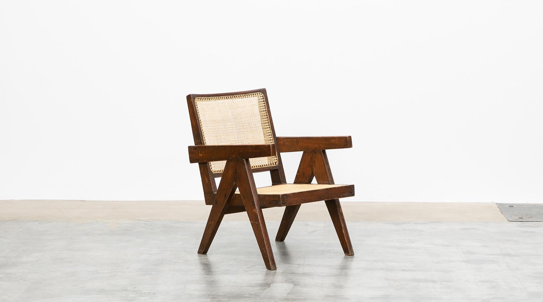 Single 1950s Brown Wooden Teak and Cane Lounge Chair by Pierre Jeanneret In Good Condition For Sale In Frankfurt, Hessen, DE