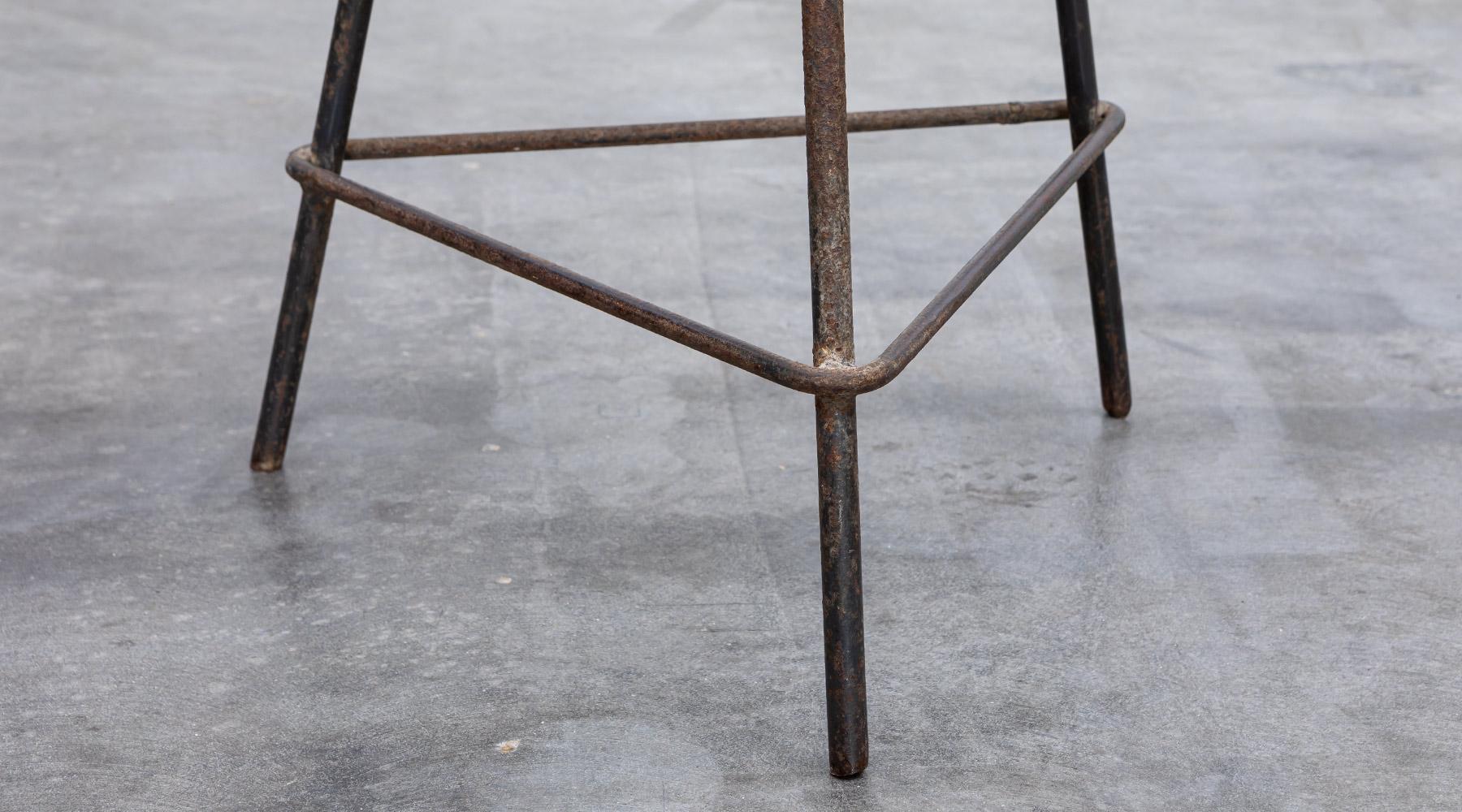 Single 1960s brown wooden and metal Stool by Pierre Jeanneret In Good Condition For Sale In Frankfurt, Hessen, DE