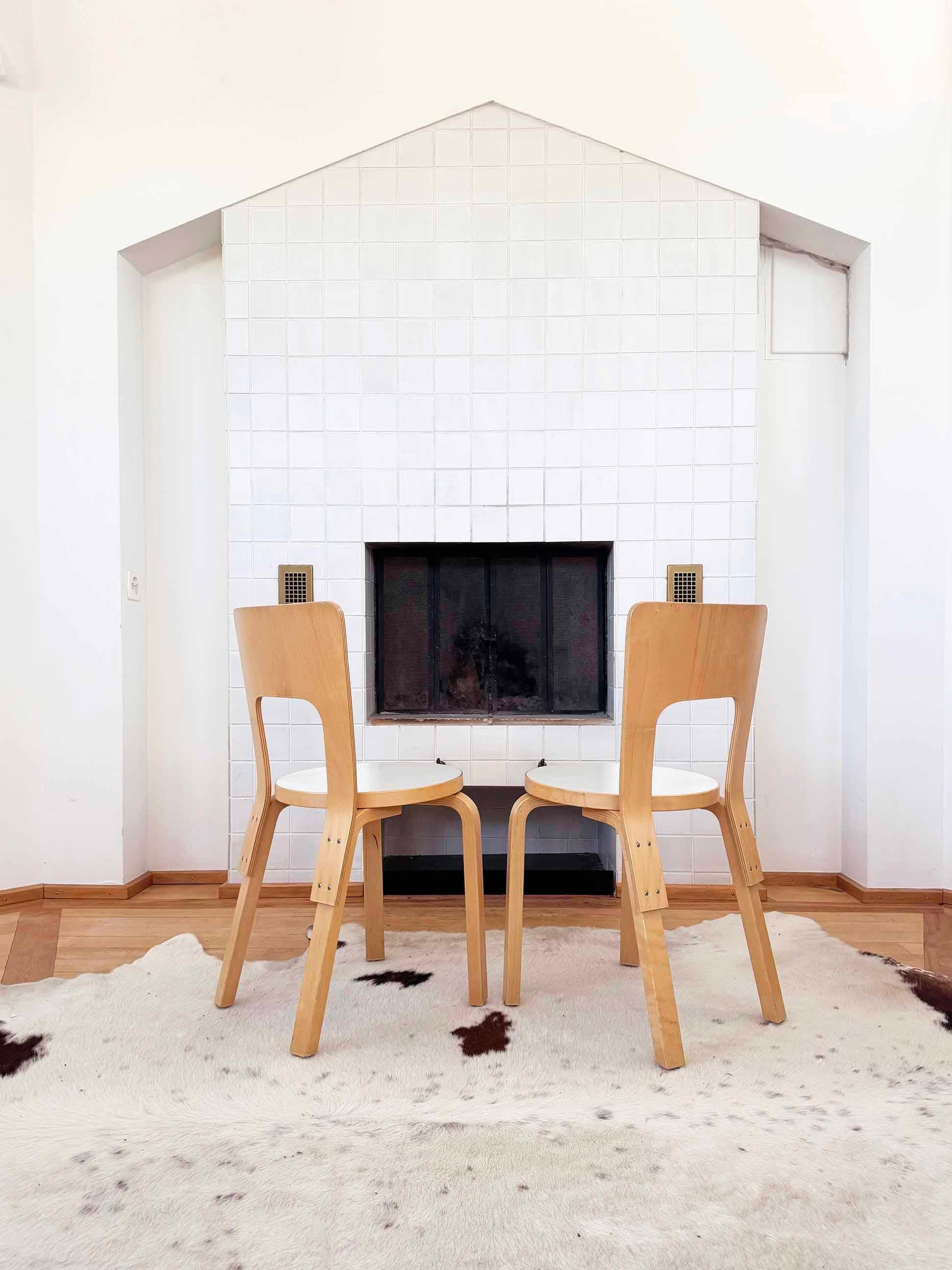 Chaise moderne danoise modèle 66 en bouleau et blanc Alvar Aalto parArtek en vente 3