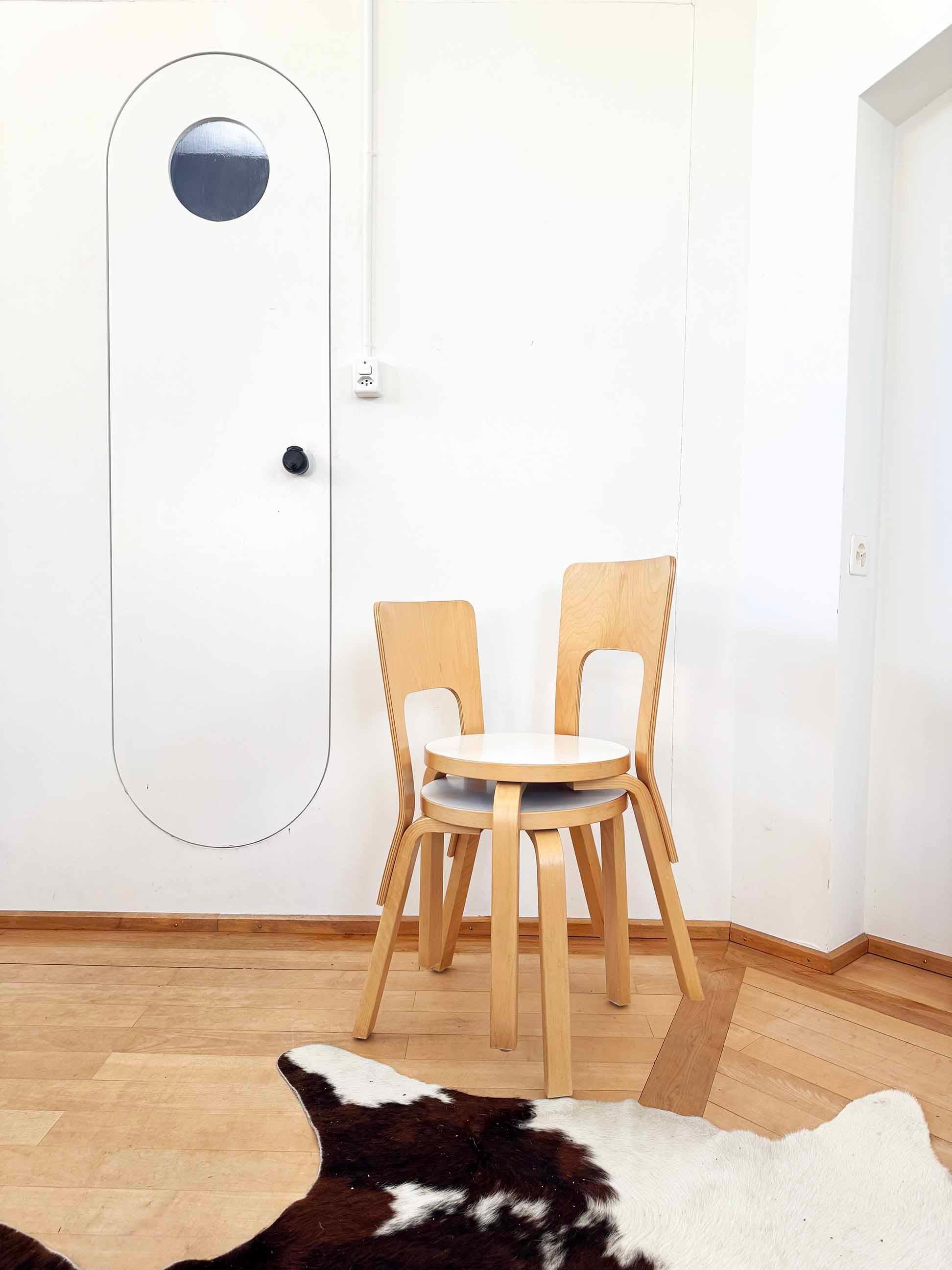 Créée par Alvar Aalto, cette chaise de salle à manger à dossier haut est constituée d'un noyau robuste en bouleau et d'un stratifié et d'un placage en bouleau. Ses pieds en bouleau massif et son dossier haut en contreplaqué de bouleau moulé lui