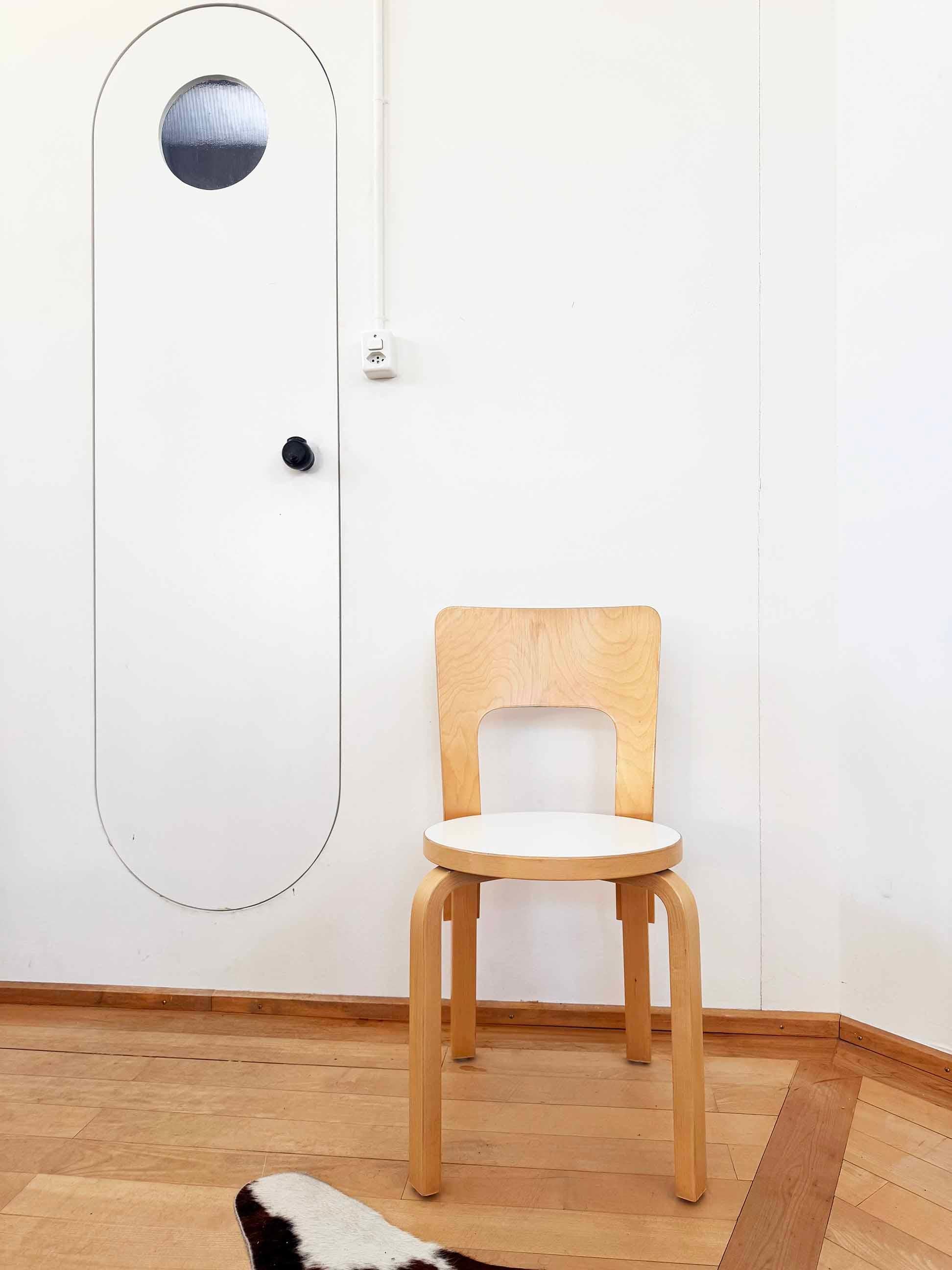 Milieu du XXe siècle Chaise moderne danoise modèle 66 en bouleau et blanc Alvar Aalto parArtek en vente